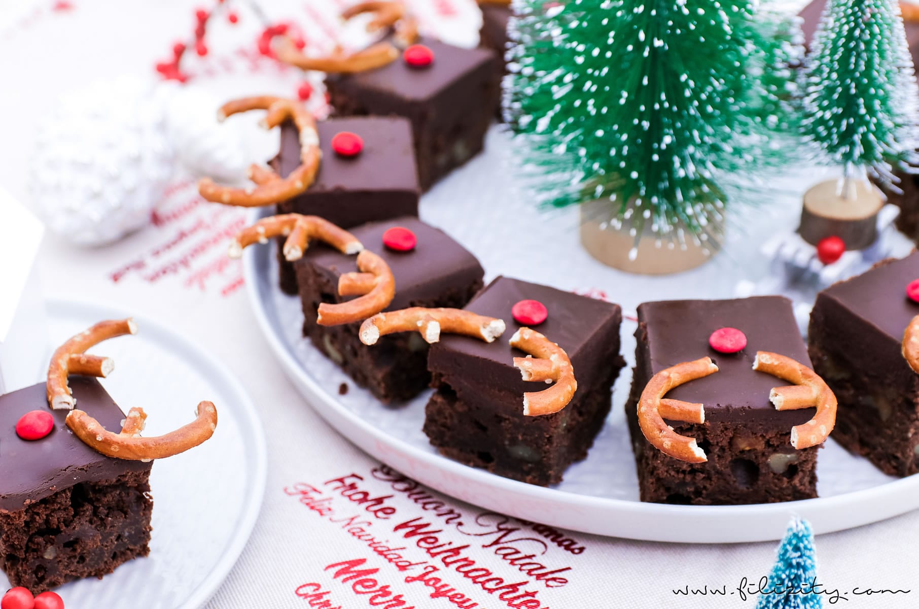 Rezept: Rudolph Brownies – Der schokoladigste Weihnachts-Kuchen (Death by Chocolate mit Smarties und Brezeln) | Filizity.com | Food-Blog aus dem Rheinland #deathbychocolatte #nomatterwhatthequestionischocolateistheanswer #weihnachten #rudolph