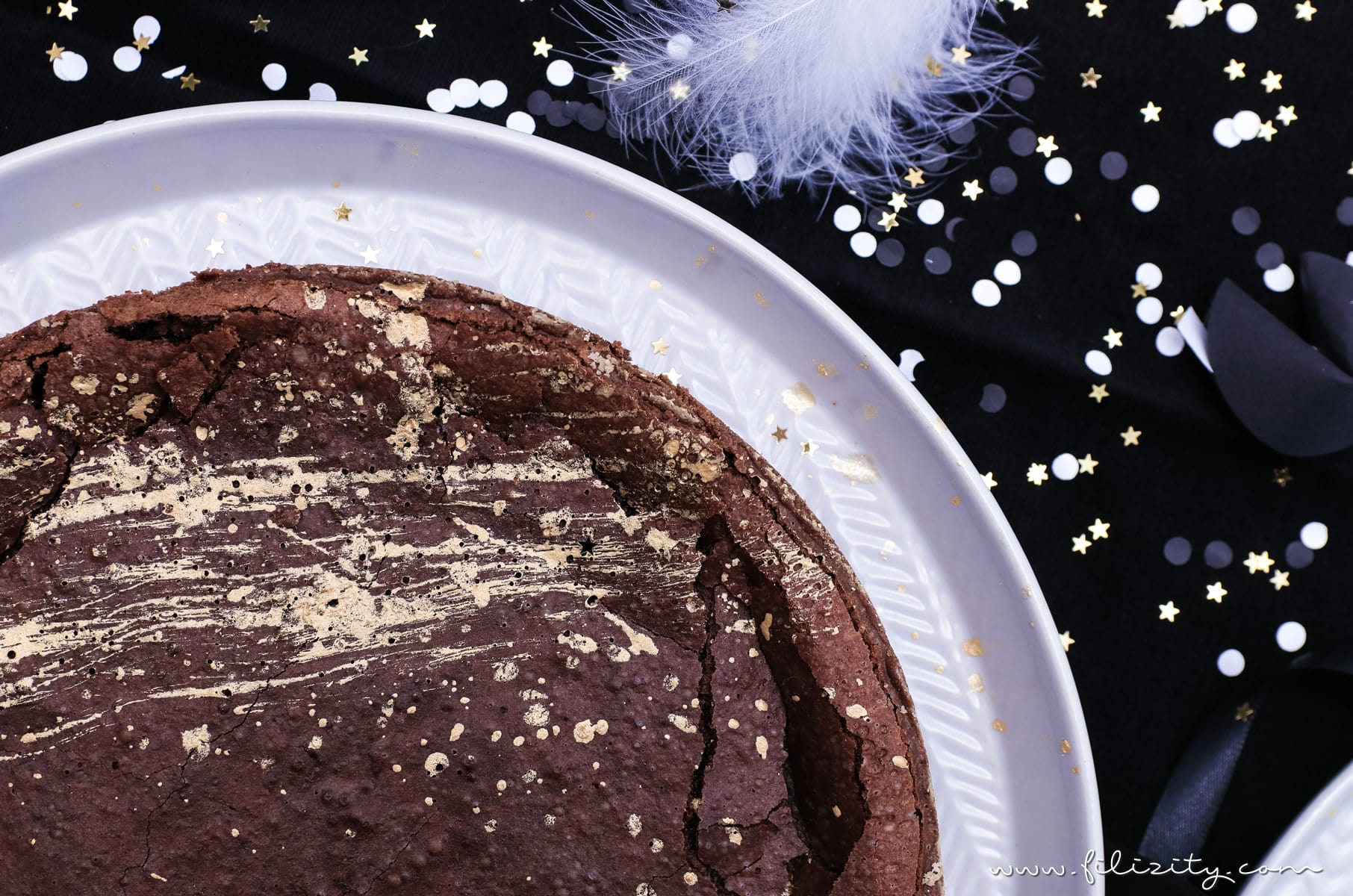 Silvester-Dessert Rezept: Mississippi Mud Pie mit Gold-Dekor backen für Schokoholics | Filizity.com | Food-Blog aus dem Rheinland #nomatterwhatthequestionischocolateistheanswer #silvester #nye #dessert