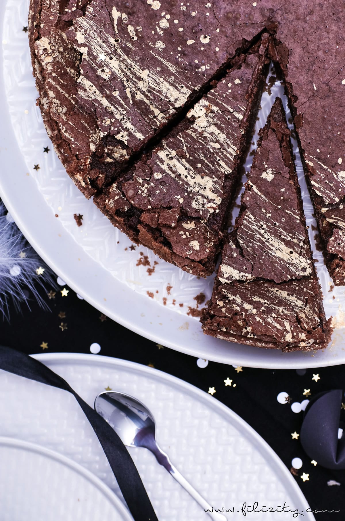 Silvester-Dessert Rezept: Mississippi Mud Pie mit Gold-Dekor backen für Schokoholics | Filizity.com | Food-Blog aus dem Rheinland #nomatterwhatthequestionischocolateistheanswer #silvester #nye #dessert