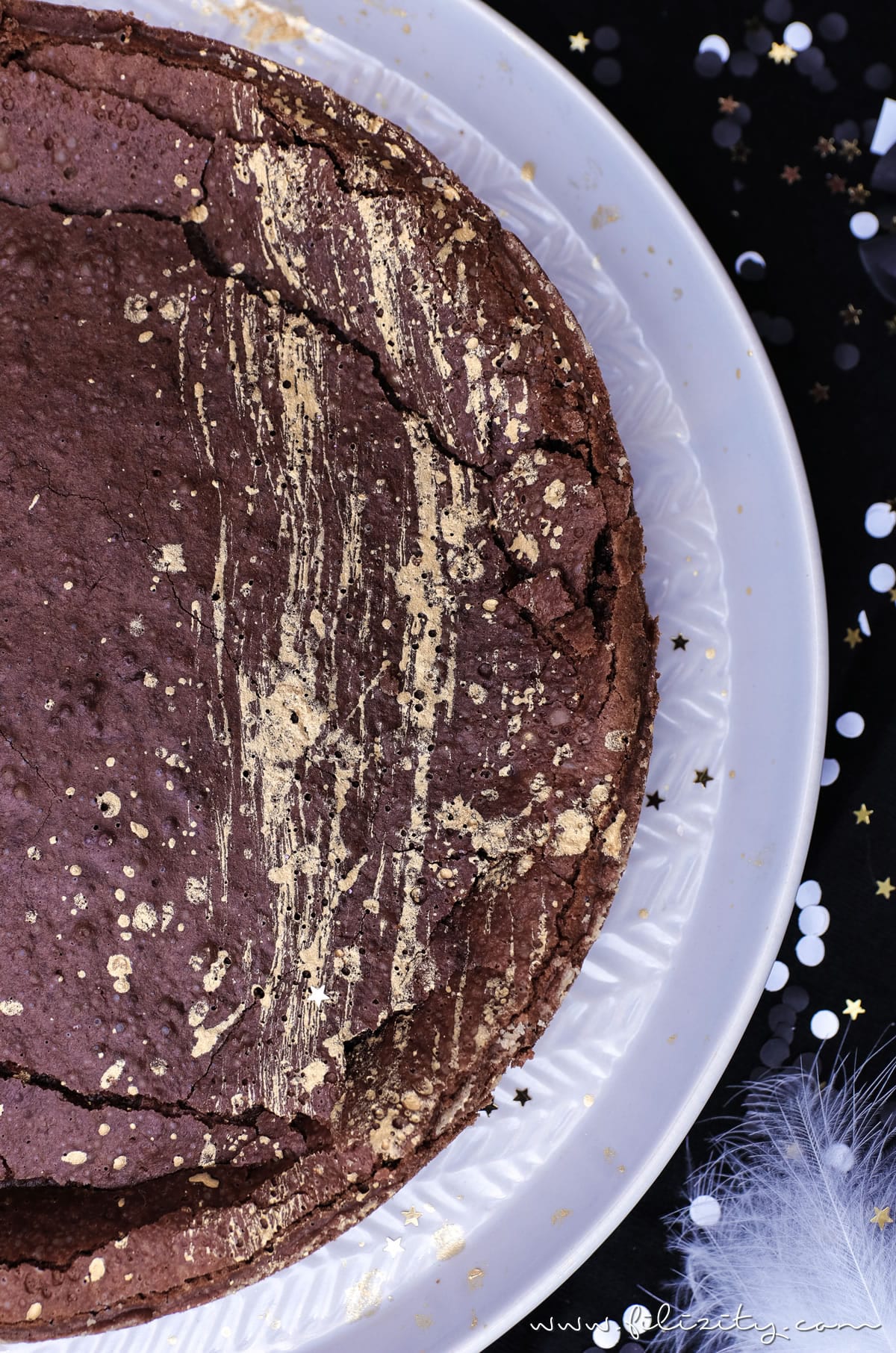 Silvester-Dessert Rezept: Mississippi Mud Pie mit Gold-Dekor backen für Schokoholics | Filizity.com | Food-Blog aus dem Rheinland #nomatterwhatthequestionischocolateistheanswer #silvester #nye #dessert
