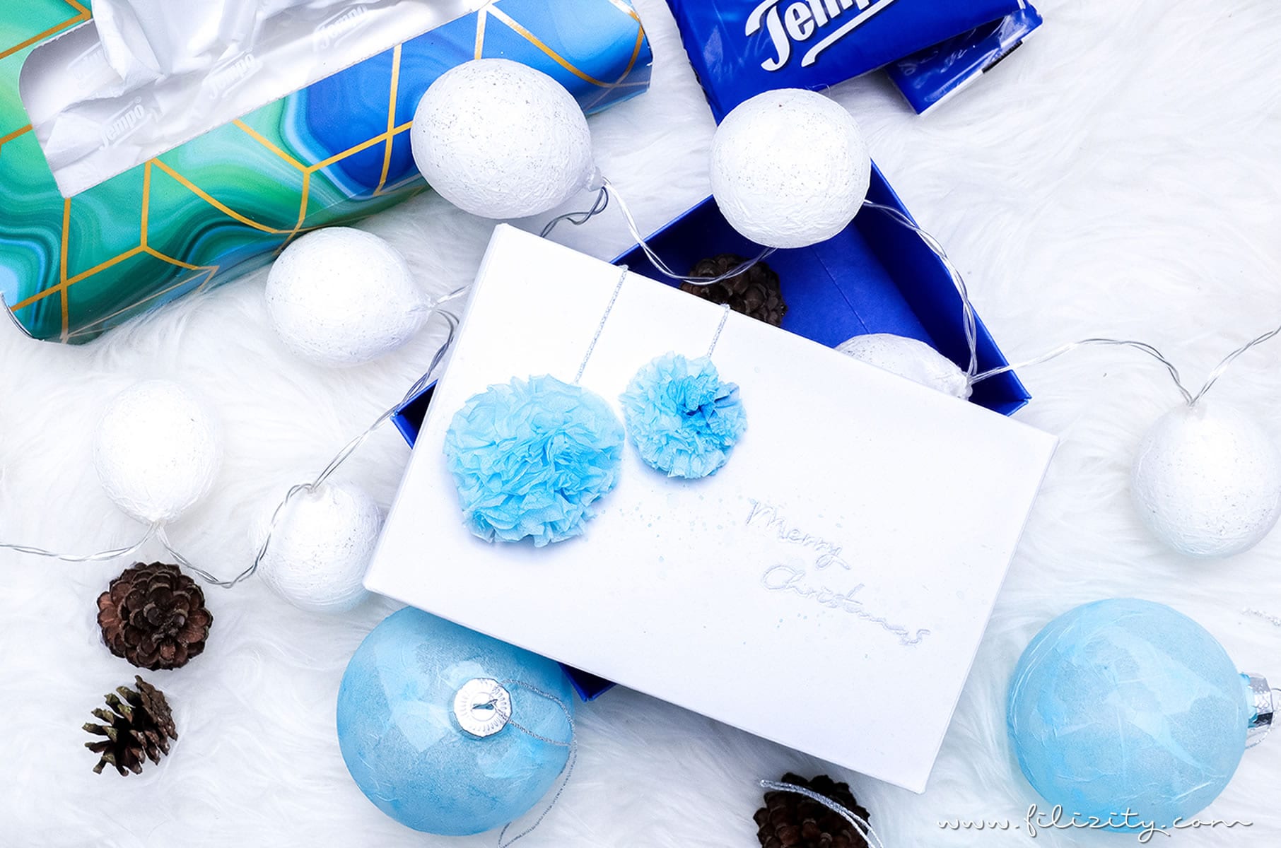 3 weihnachtliche DIY-Ideen mit Taschentüchern | Lichterkette, Christbaumkugeln mit Serviettentechnik & Geschenkverpackung mit Bommeln selber machen | Filizity.com | DIY-Blog aus dem Rheinland #weihnachten #tempo