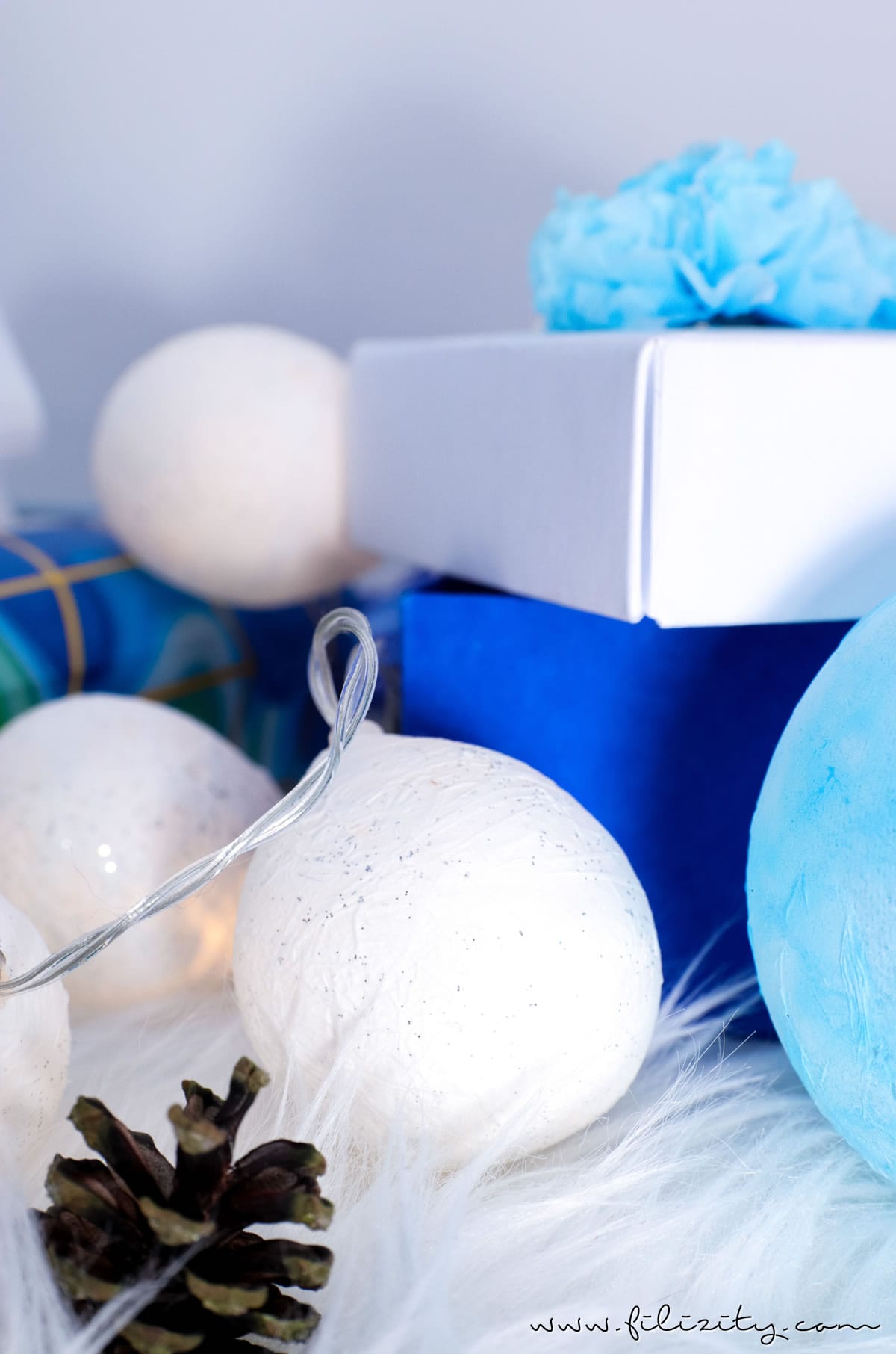 3 weihnachtliche DIY-Ideen mit Taschentüchern | Lichterkette mit Taschentuch-Lampenschirmen | Filizity.com | DIY-Blog aus dem Rheinland #weihnachten #weihnachtsdeko #tempo