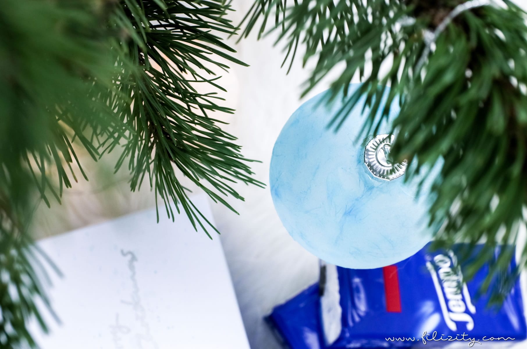 3 weihnachtliche DIY-Ideen mit Taschentüchern | Christbaumkugeln mit Serviettentechnik | Filizity.com | DIY-Blog aus dem Rheinland #weihnachten #weihnachtsdeko #tempo
