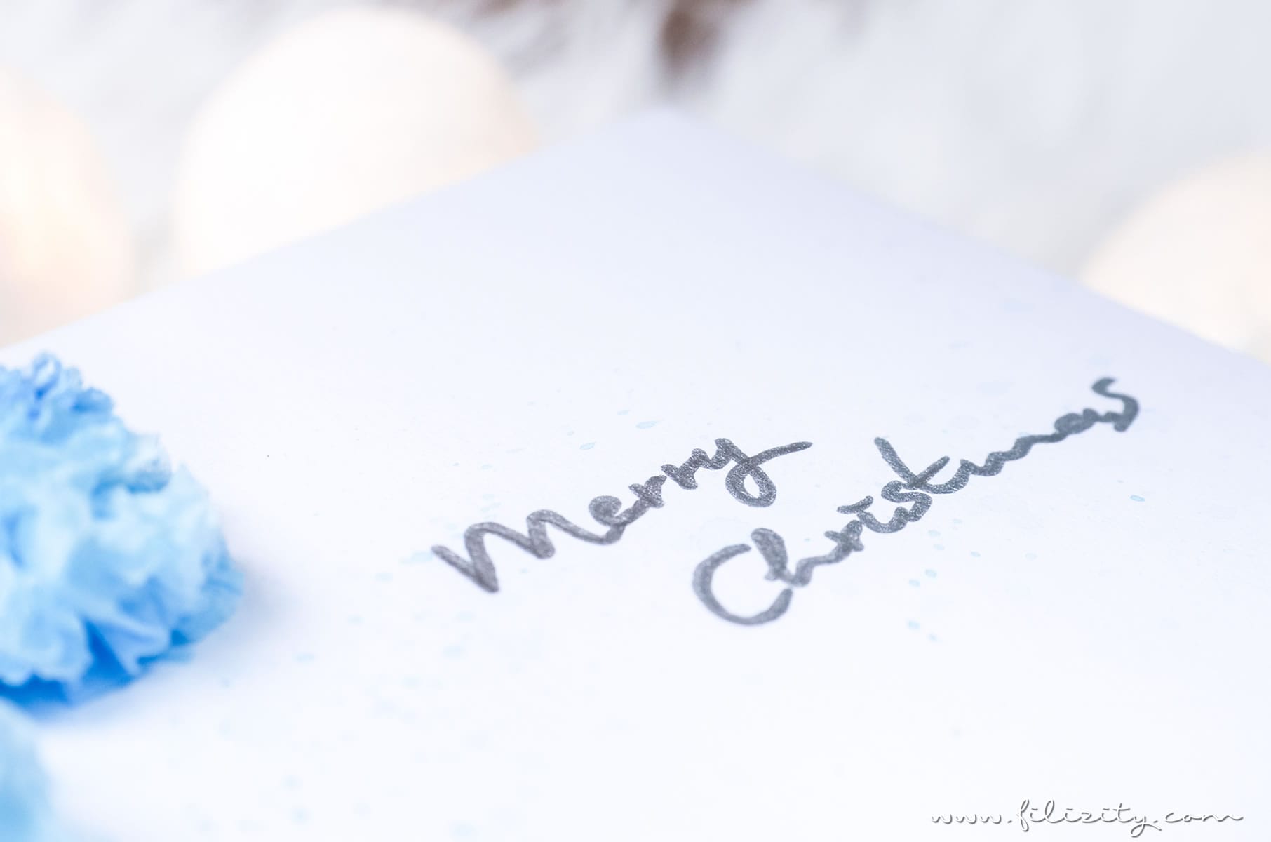 3 weihnachtliche DIY-Ideen mit Taschentüchern | Geschenkverpackung mit Taschentuch-Bommeln | Filizity.com | DIY-Blog aus dem Rheinland #weihnachten #weihnachtsdeko #tempo