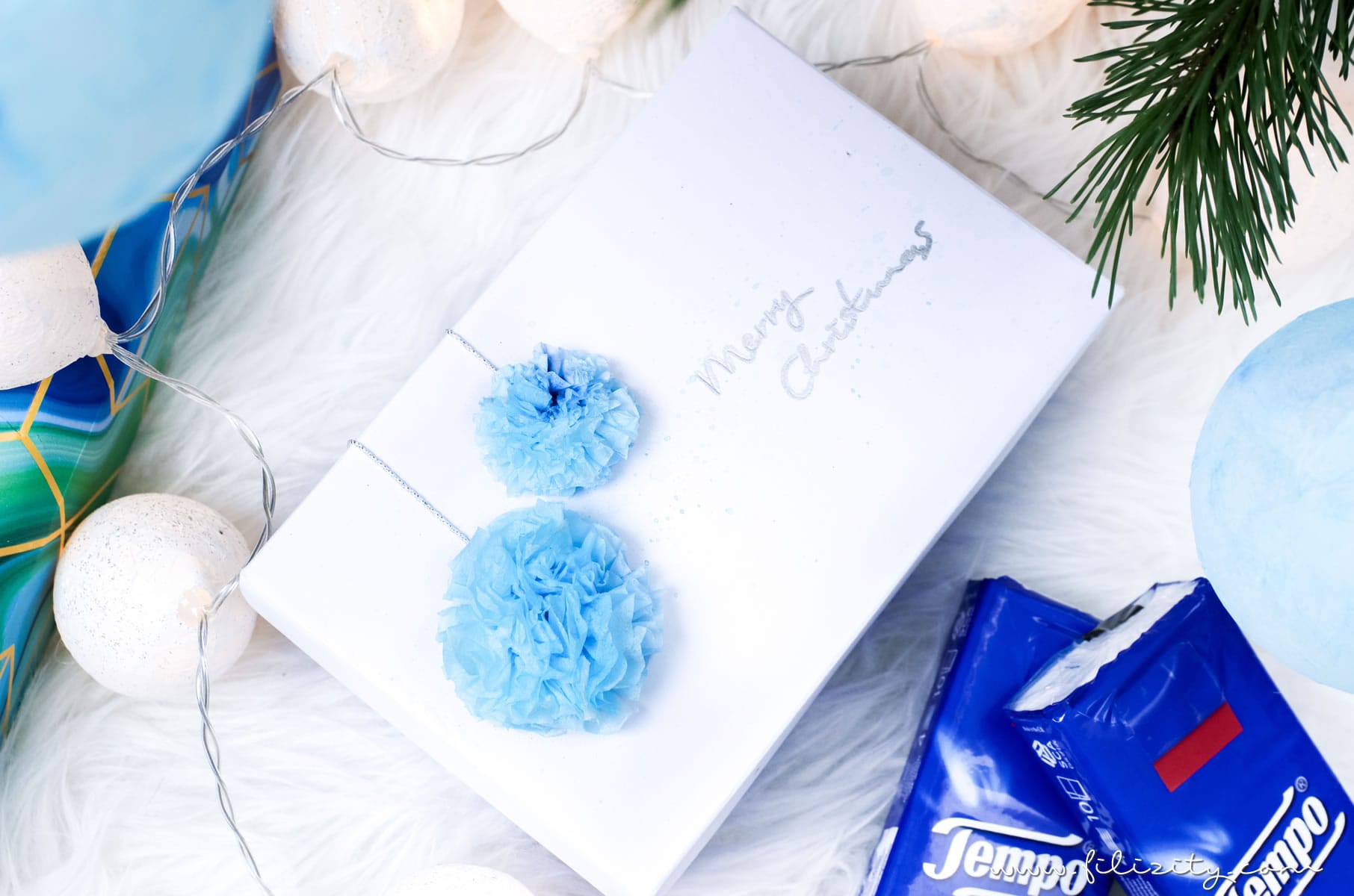3 weihnachtliche DIY-Ideen mit Taschentüchern | Geschenkverpackung mit Taschentuch-Bommeln | Filizity.com | DIY-Blog aus dem Rheinland #weihnachten #weihnachtsdeko #tempo