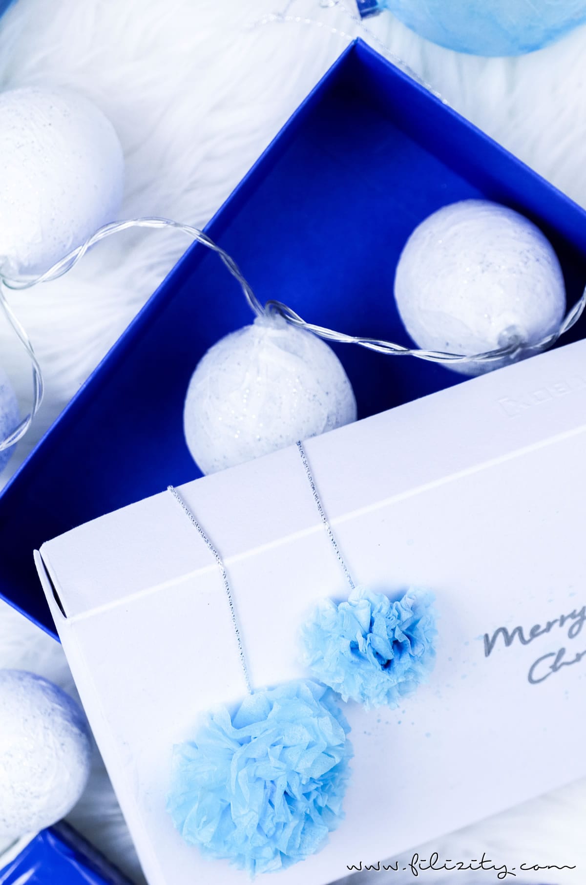 3 weihnachtliche DIY-Ideen mit Taschentüchern | Lichterkette, Christbaumkugeln mit Serviettentechnik & Geschenkverpackung mit Bommeln selber machen | Filizity.com | DIY-Blog aus dem Rheinland #weihnachten #tempo