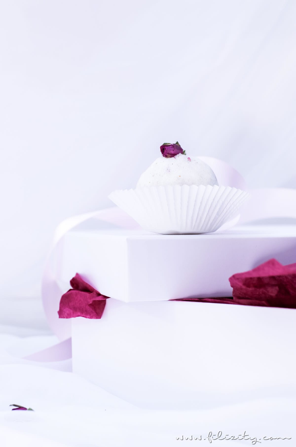 DIY Badebomben mit Rosen selber machen - Wellness & Geschenkidee für Valentinstag | Filizity.com | Beauty- & DIY-Blog aus dem Rheinland #valentinstag #geschenkidee #muttertag