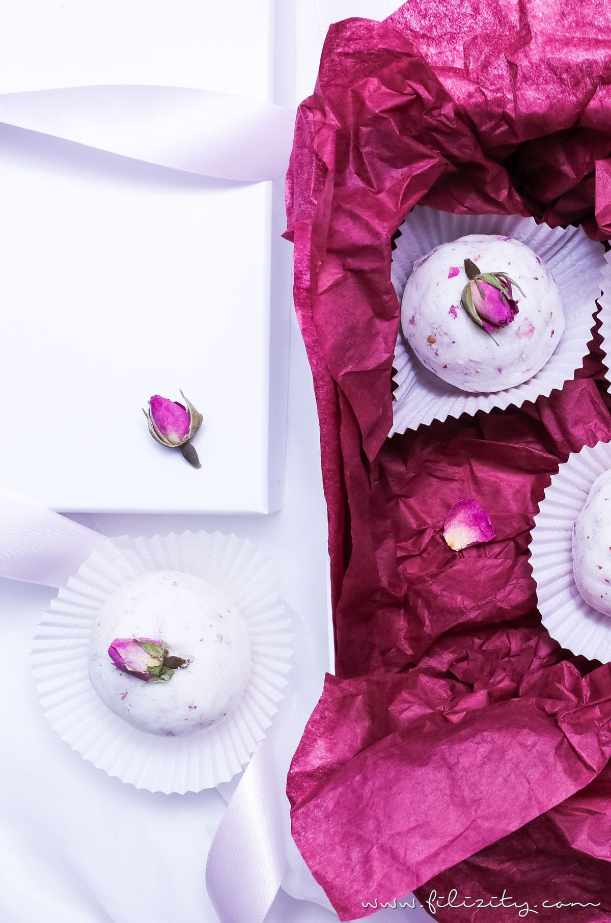 DIY Badebomben mit Rosen selber machen - Wellness & Geschenkidee für Valentinstag | Filizity.com | Beauty- & DIY-Blog aus dem Rheinland #valentinstag #geschenkidee #muttertag