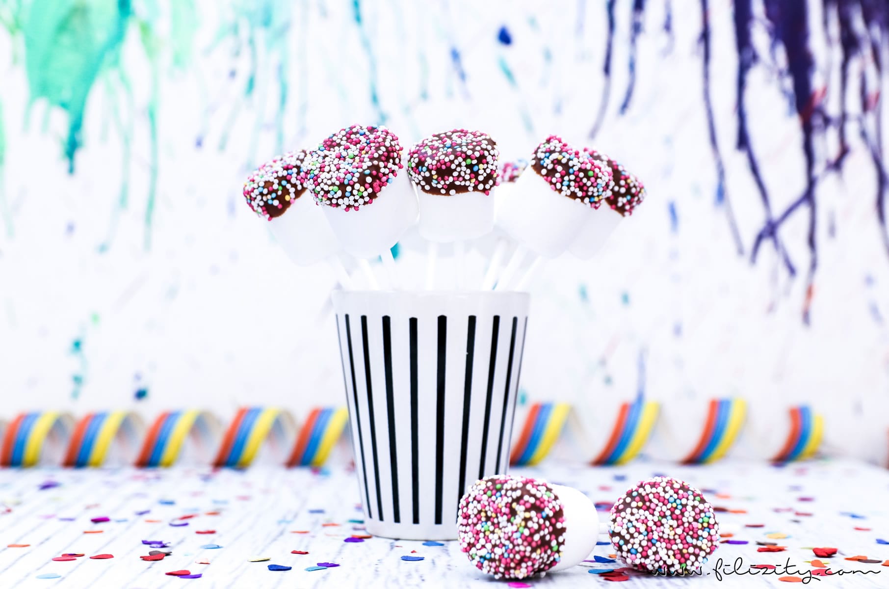 Schnelles Karnevals-Rezept für Marshmallow-Schoko-Pops mit buntem Zucker-Konfetti | Auch perfekt als Party-Food für Kinder-Geburtstage | Filizity.com | Food-Blog aus dem Rheinland #fasching #karneval #cakepops