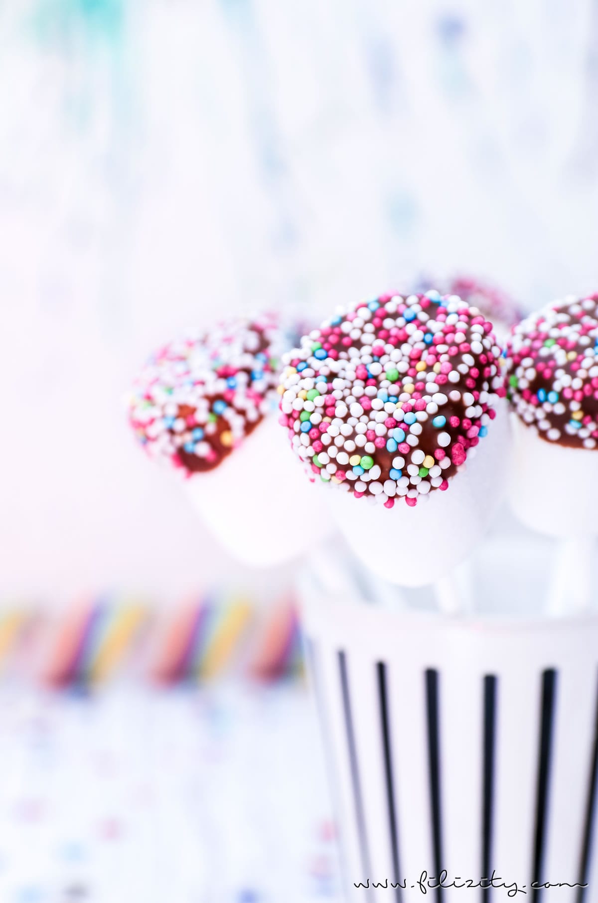 Schnelles Karnevals-Rezept für Marshmallow-Schoko-Pops mit buntem Zucker-Konfetti | Auch perfekt als Party-Food für Kinder-Geburtstage | Filizity.com | Food-Blog aus dem Rheinland #fasching #karneval #cakepops