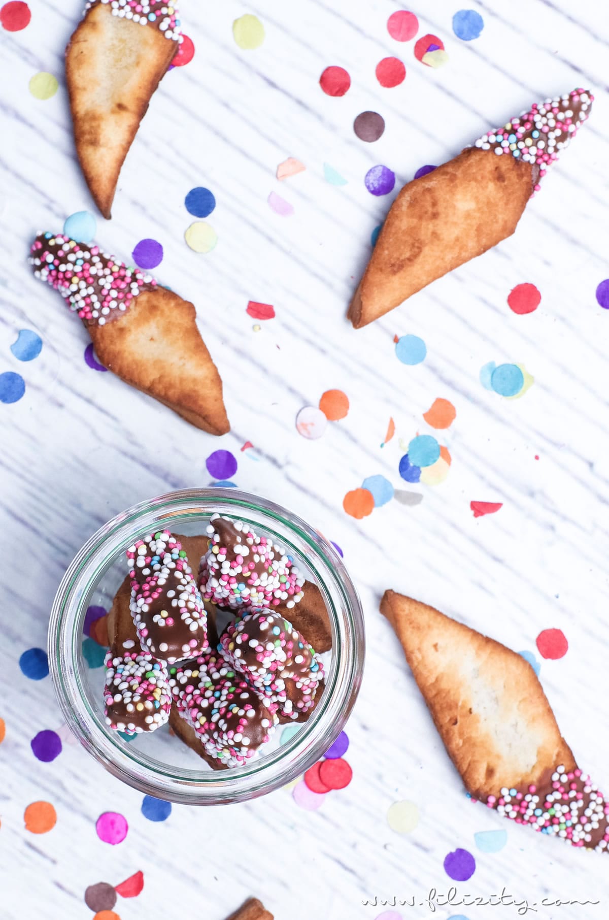 Schnelles Karnevals-Rezept: Schmalzgebäck wie Chiacchere mit Schokolade und „Konfetti“ | Filizity.com | Food-Blog aus dem Rheinland #karneval #fasching #helau #alaaf