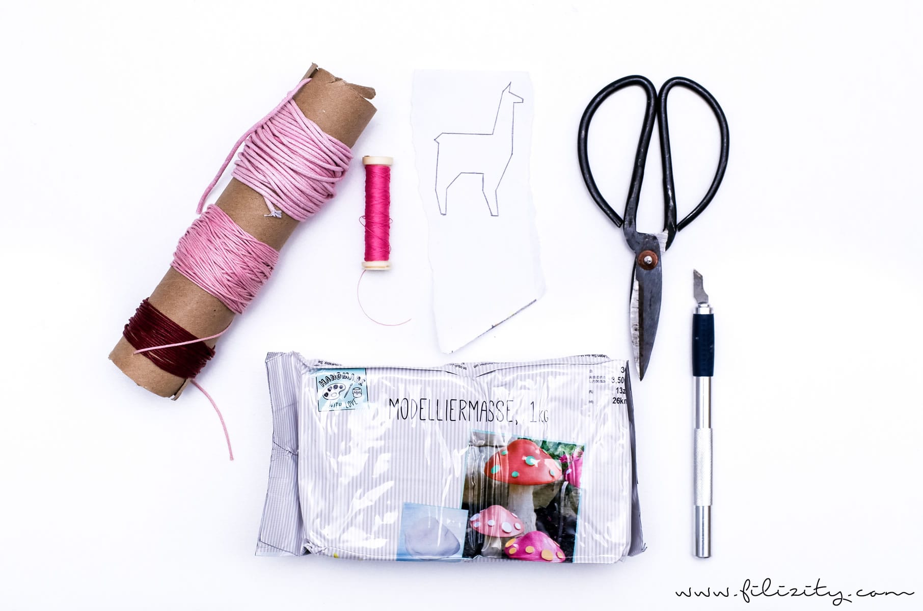 DIY Geschenkidee: Lama Schlüssel- & Taschen-Anhänger aus Modelliermasse | Filizity.com | DIY-Blog aus dem Rheinland #lama #fimo #kaltporzellan