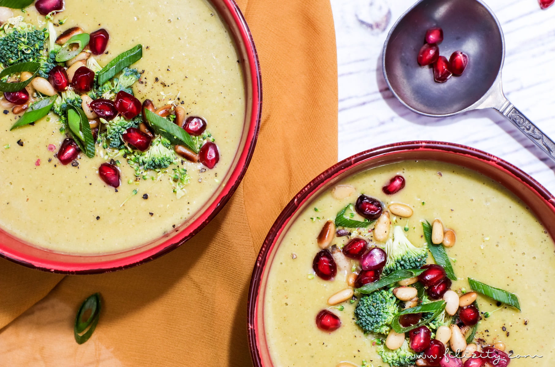 Orientalische Brokkoli-Suppe mit Ingwer, Kokos und Granatapfel | Veganes Rezept für Vorspeise oder Hauptgericht | Filizity.com | Food-Blog aus dem Rheinland #vegan #gesund #soulfood