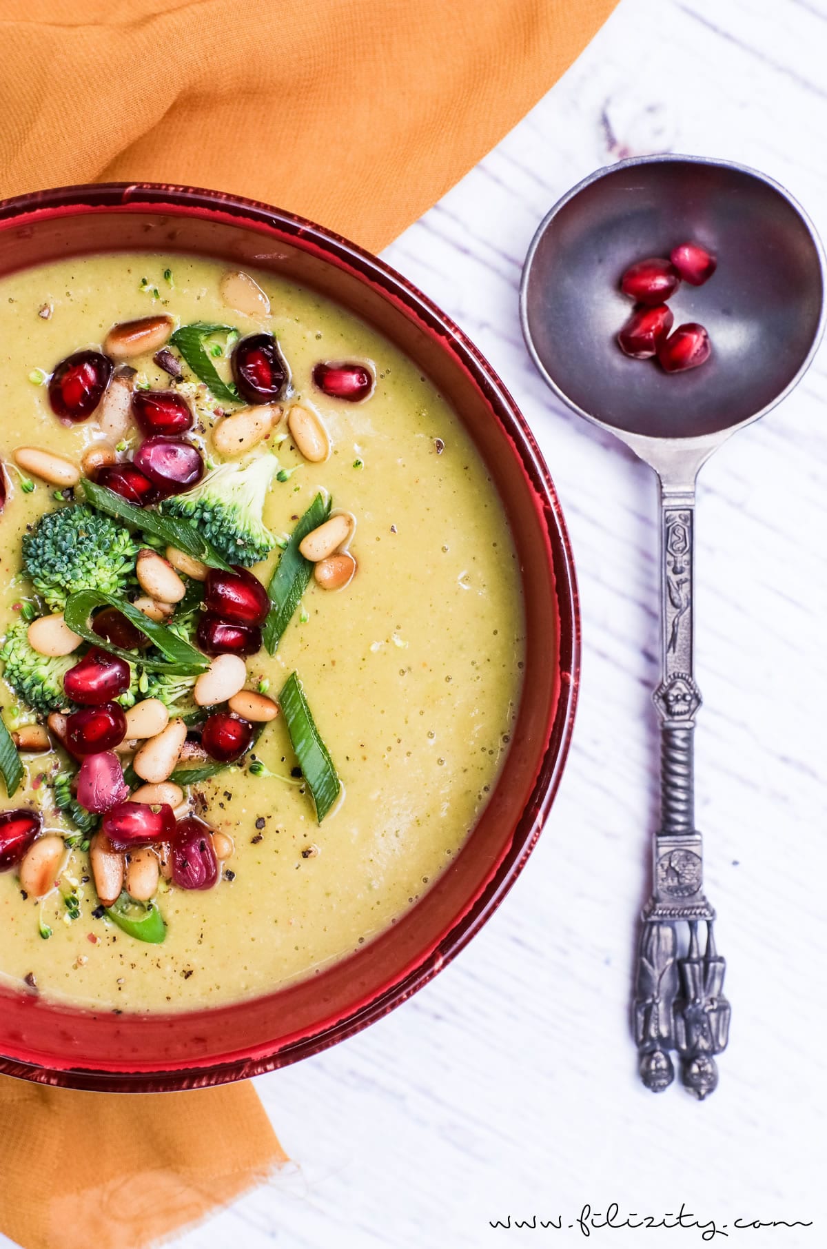 Orientalische Brokkoli-Suppe mit Ingwer, Kokos und Granatapfel | Veganes Rezept für Vorspeise oder Hauptgericht | Filizity.com | Food-Blog aus dem Rheinland #vegan #gesund #soulfood