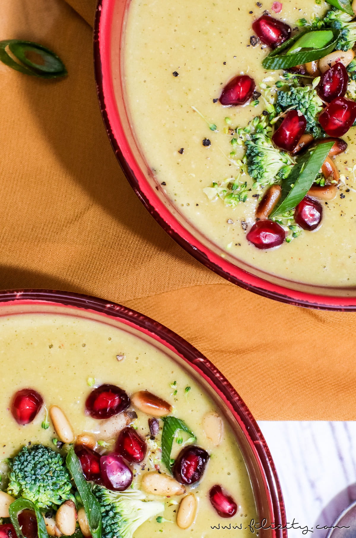 Orientalische Brokkoli-Suppe mit Ingwer, Kokos und Granatapfel | Veganes Rezept für Vorspeise oder Hauptgericht | Filizity.com | Food-Blog aus dem Rheinland #vegan #gesund #soulfood