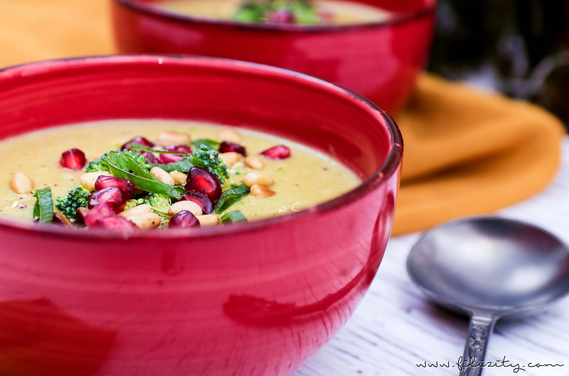 Orientalische Brokkoli-Suppe mit Ingwer, Kokos und Granatapfel | Veganes Rezept für Vorspeise oder Hauptgericht | Filizity.com | Food-Blog aus dem Rheinland #vegan #gesund #soulfood