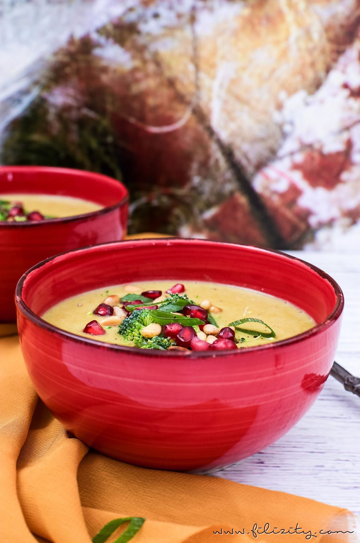 Orientalische Brokkoli-Suppe mit Ingwer, Kokos und Granatapfel | Veganes Rezept für Vorspeise oder Hauptgericht | Filizity.com | Food-Blog aus dem Rheinland #vegan #gesund #soulfood