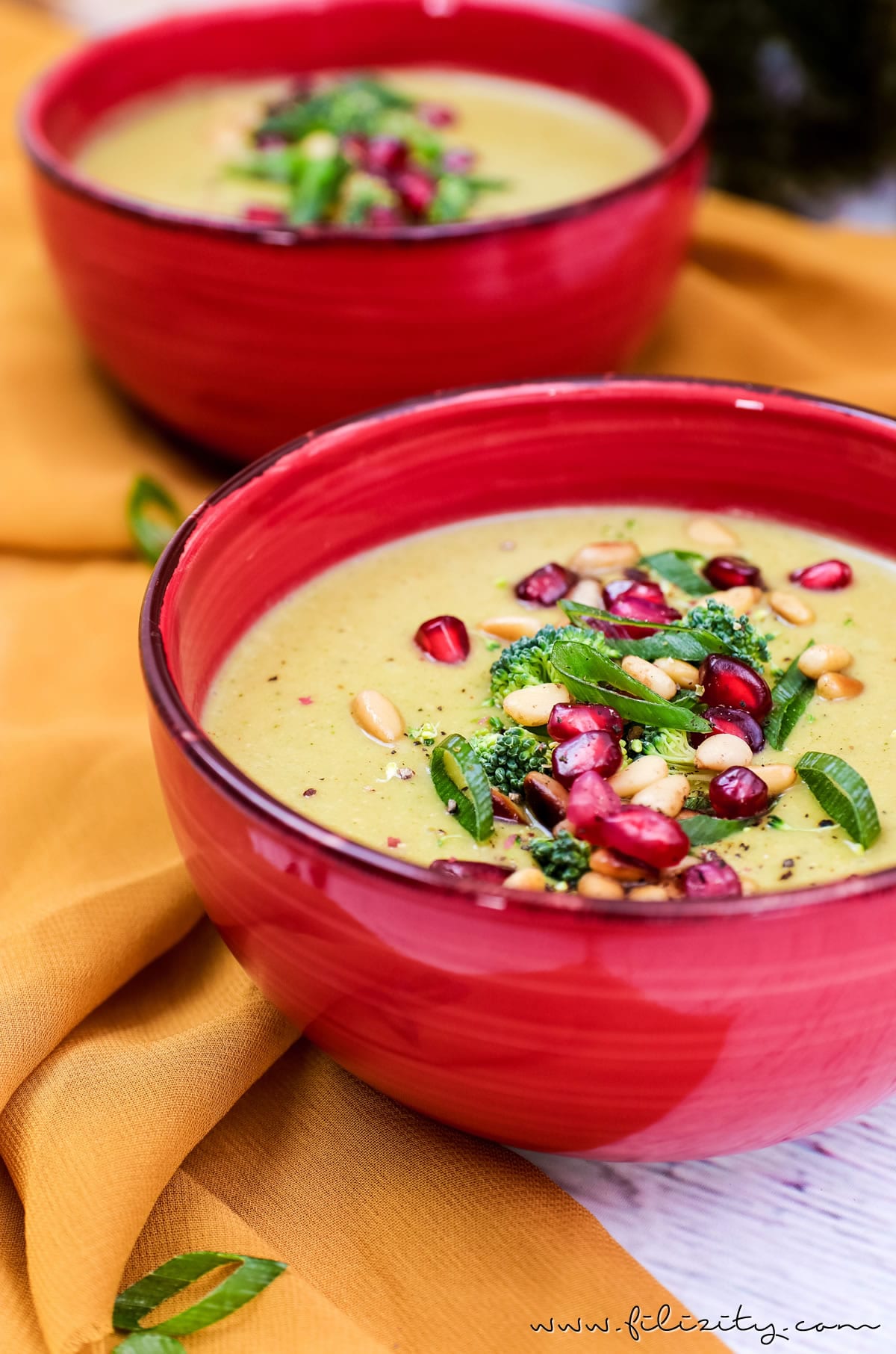 Orientalische Brokkoli-Suppe mit Ingwer, Kokos und Granatapfel | Veganes Rezept für Vorspeise oder Hauptgericht | Filizity.com | Food-Blog aus dem Rheinland #vegan #gesund #soulfood