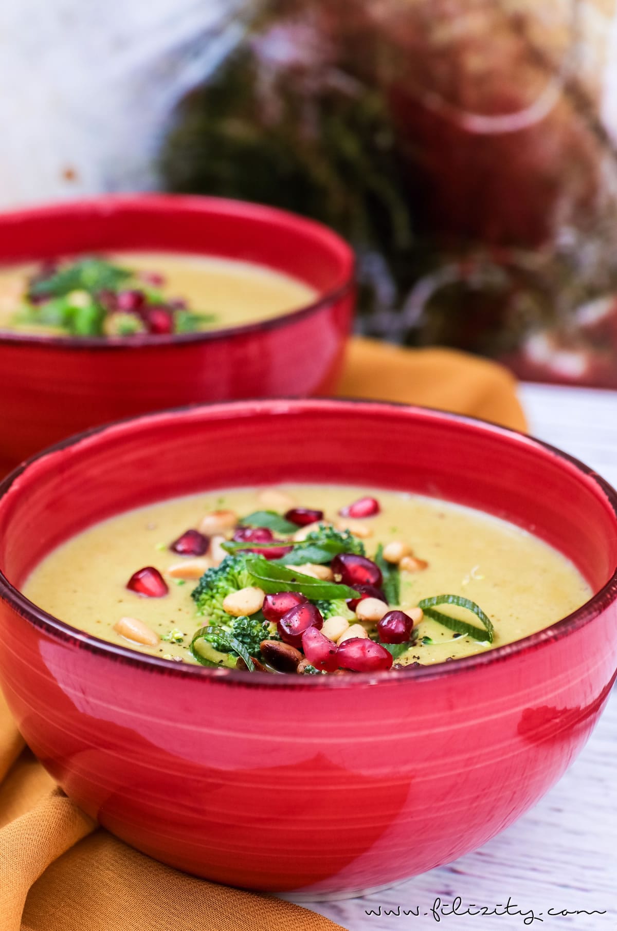 Orientalische Brokkoli-Suppe mit Ingwer, Kokos und Granatapfel | Veganes Rezept für Vorspeise oder Hauptgericht | Filizity.com | Food-Blog aus dem Rheinland #vegan #gesund #soulfood