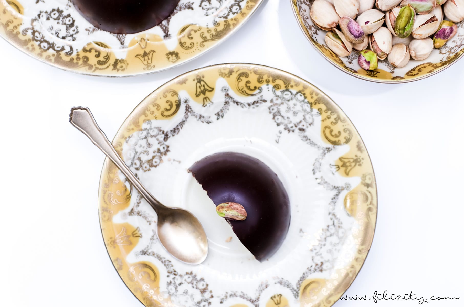 Pistazien-Törtchen mit Himbeeren | Feine Schoko-Kuppel mit Pistaziencreme und Bikuit | Filizity.com | Food-Blog aus dem Rheinland #dessert #kuchen #schokolade