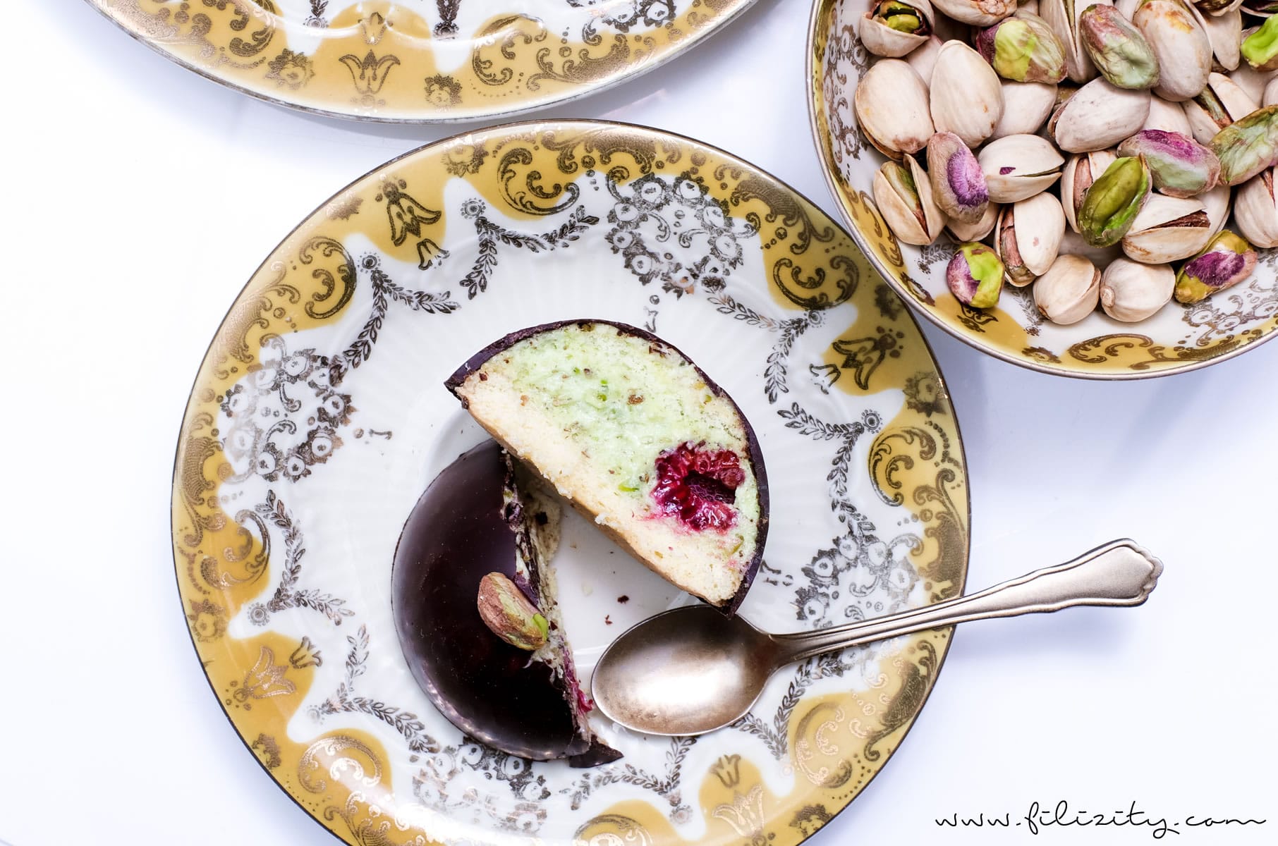 Pistazien-Törtchen mit Himbeeren | Feine Schoko-Kuppel mit Pistaziencreme und Bikuit | Filizity.com | Food-Blog aus dem Rheinland #dessert #kuchen #schokolade