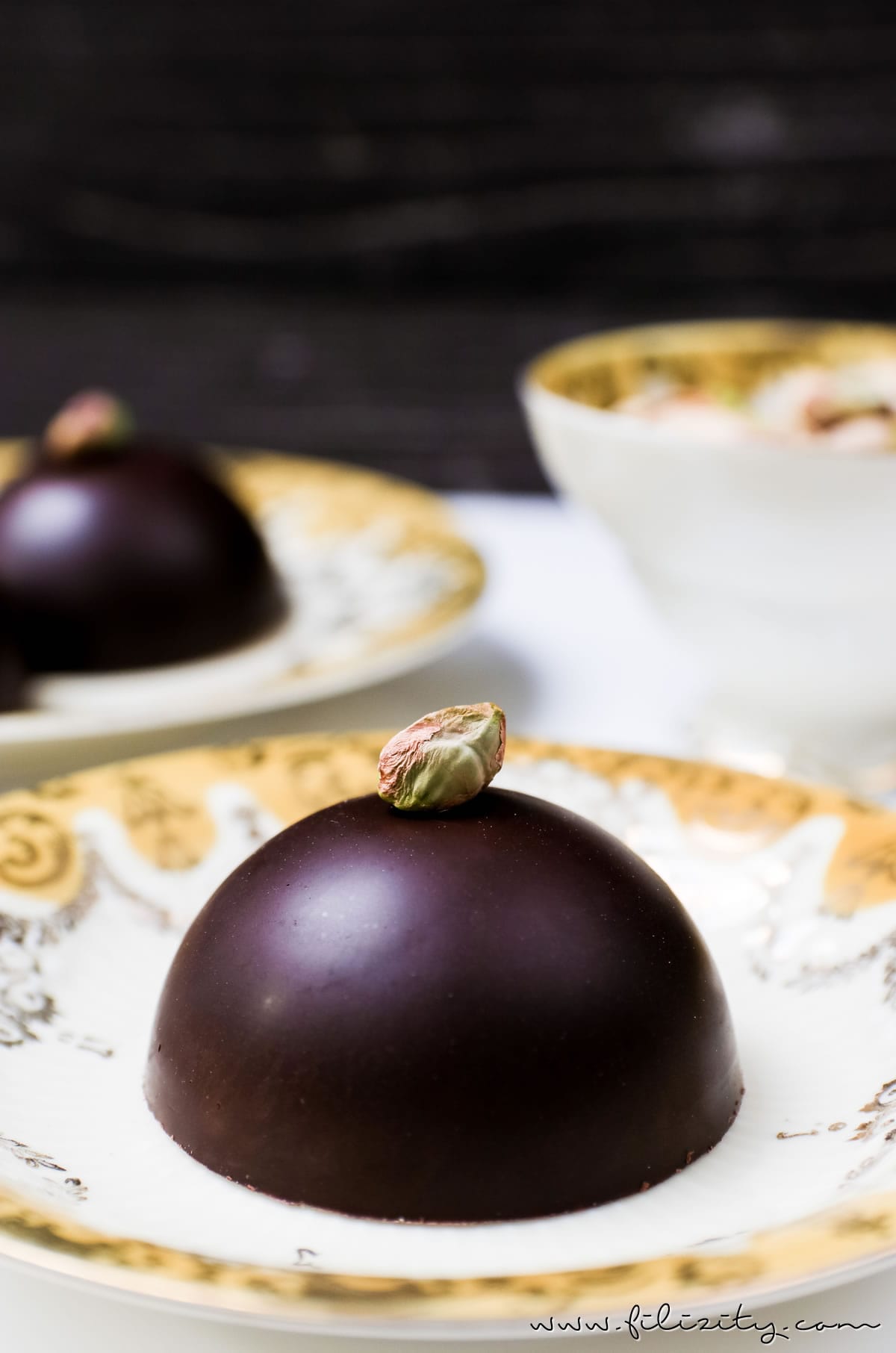 Pistazien-Törtchen mit Himbeeren | Feine Schoko-Kuppel mit Pistaziencreme und Bikuit | Filizity.com | Food-Blog aus dem Rheinland #dessert #kuchen #schokolade