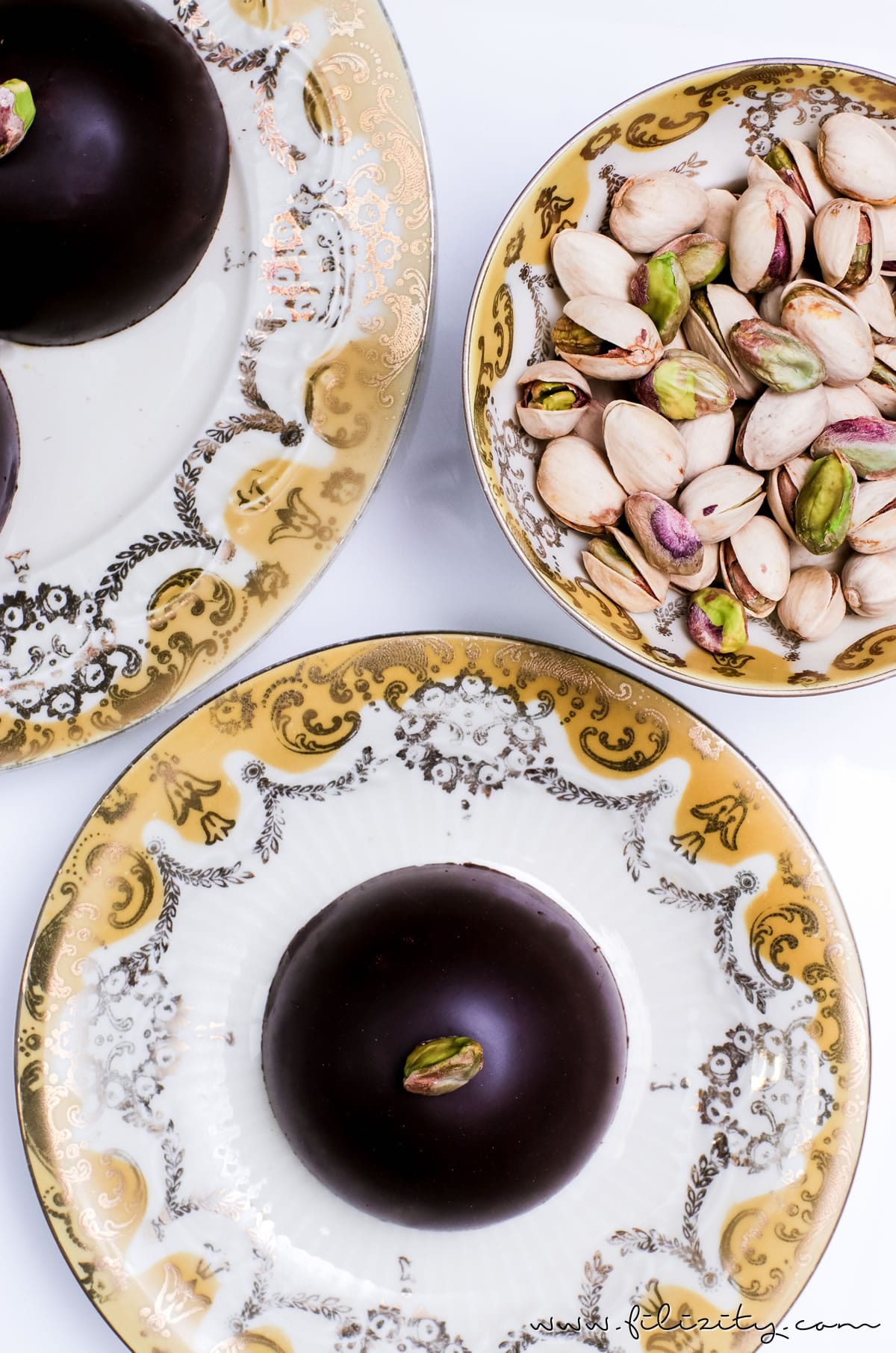Pistazien-Törtchen mit Himbeeren | Feine Schoko-Kuppel mit Pistaziencreme und Bikuit | Filizity.com | Food-Blog aus dem Rheinland #dessert #kuchen #schokolade