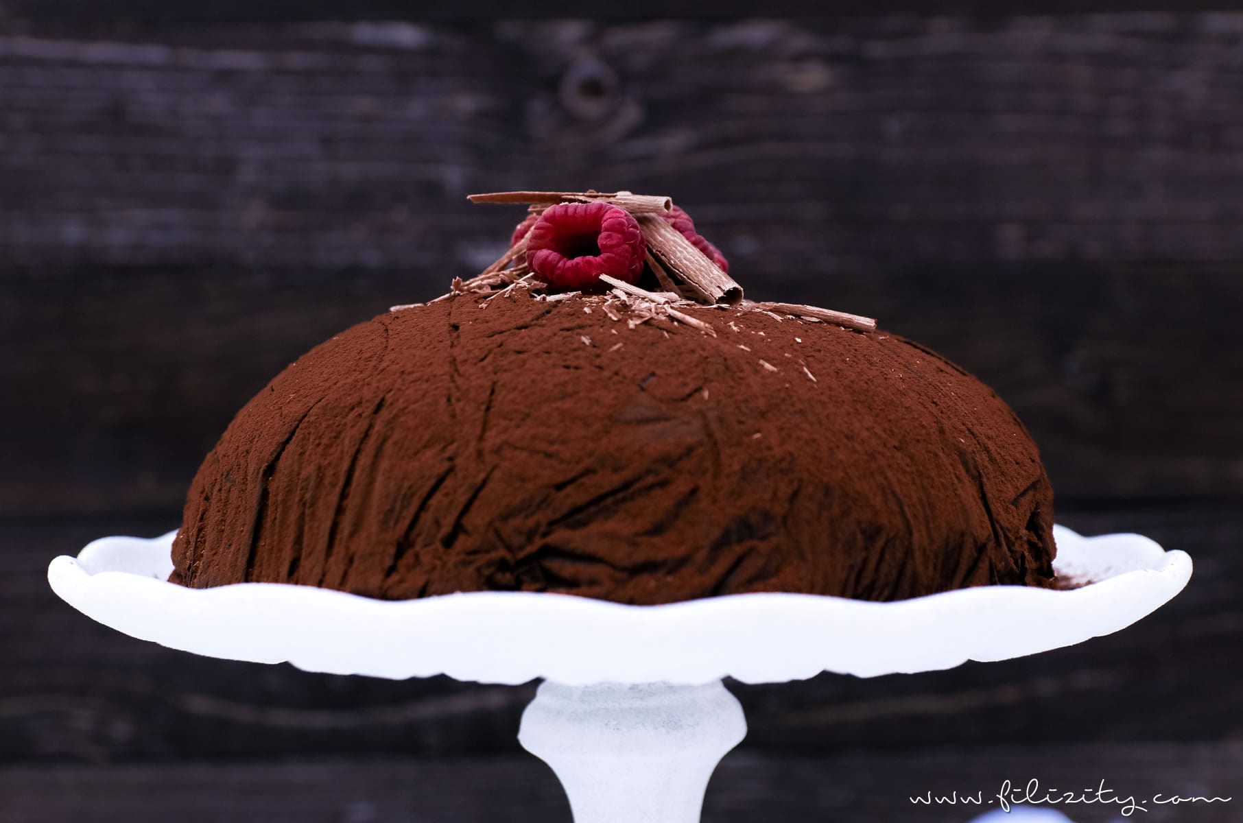 Für Schoko-Junkies: Himbeer-Trüffel-Torte | Perfektes Dessert für besondere Anlässe wie Valentinstag oder Muttertag | Filizity.com | Food-Blog aus dem Rheinland #schokolade #chocolate #torte