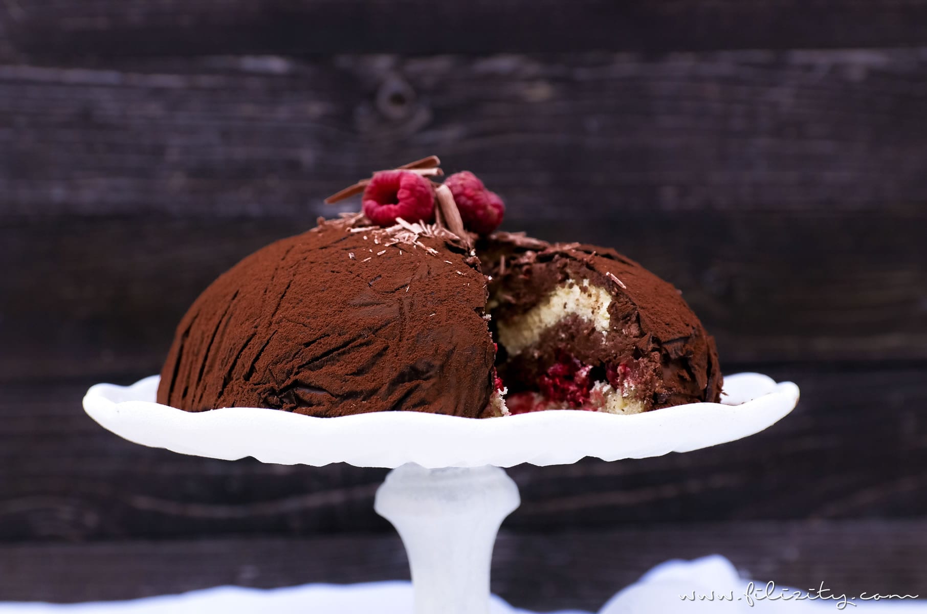 Für Schoko-Junkies: Himbeer-Trüffel-Torte | Perfektes Dessert für besondere Anlässe wie Valentinstag oder Muttertag | Filizity.com | Food-Blog aus dem Rheinland #schokolade #chocolate #torte