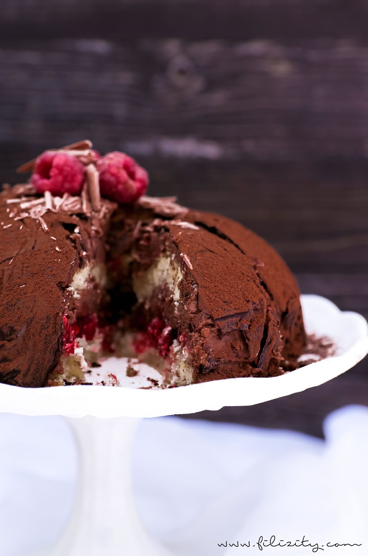 Für Schoko-Junkies: Himbeer-Trüffel-Torte | Perfektes Dessert für besondere Anlässe wie Valentinstag oder Muttertag | Filizity.com | Food-Blog aus dem Rheinland #schokolade #chocolate #torte
