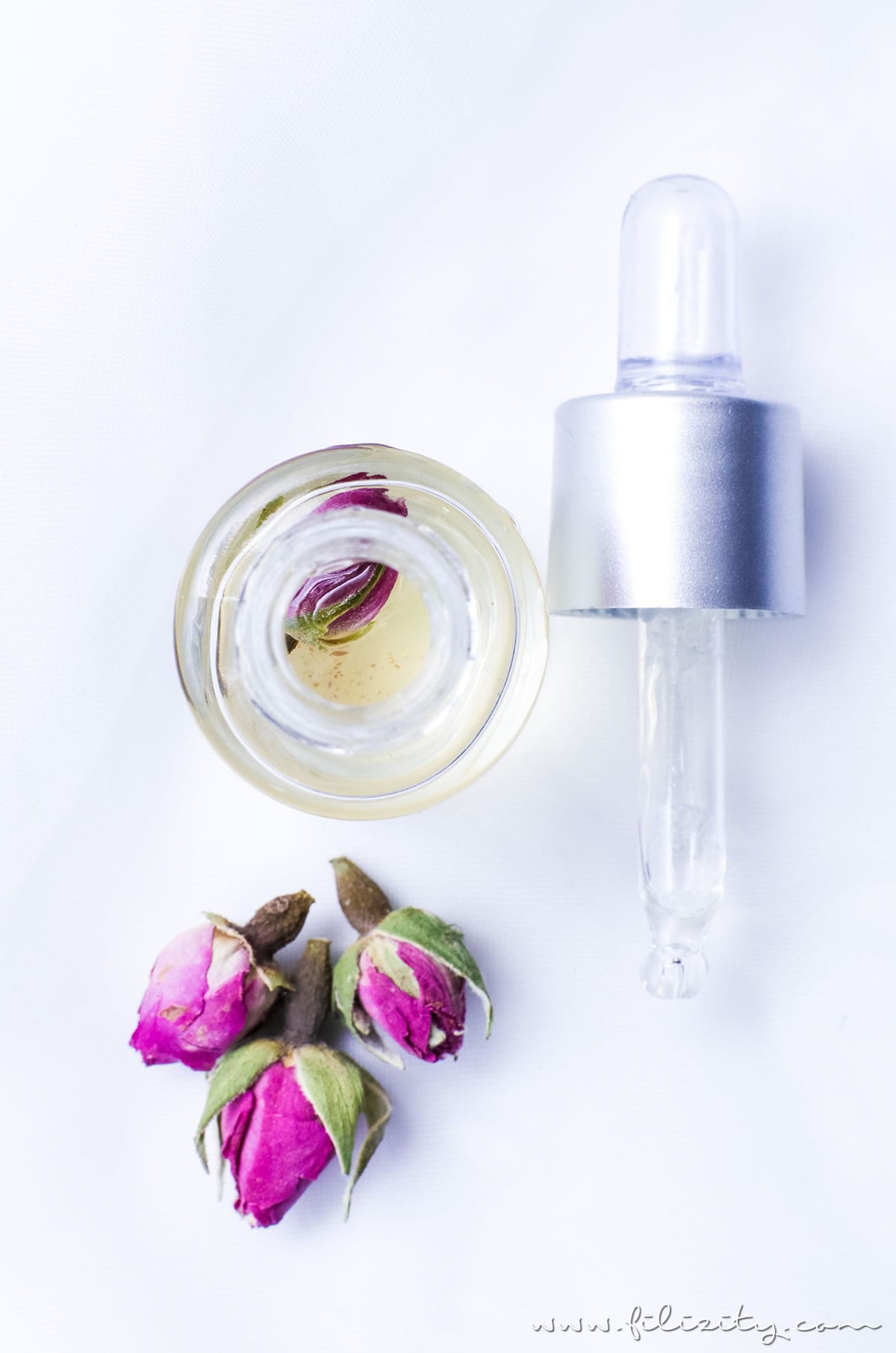 Rosenöl selber machen - DIY Hautpflege & Geschenkidee für Valentinstag | Naturkosmetik selber machen | Filizity.com | Beauty- & DIY-Blog aus dem Rheinland #valentinstag #geschenkidee #muttertag