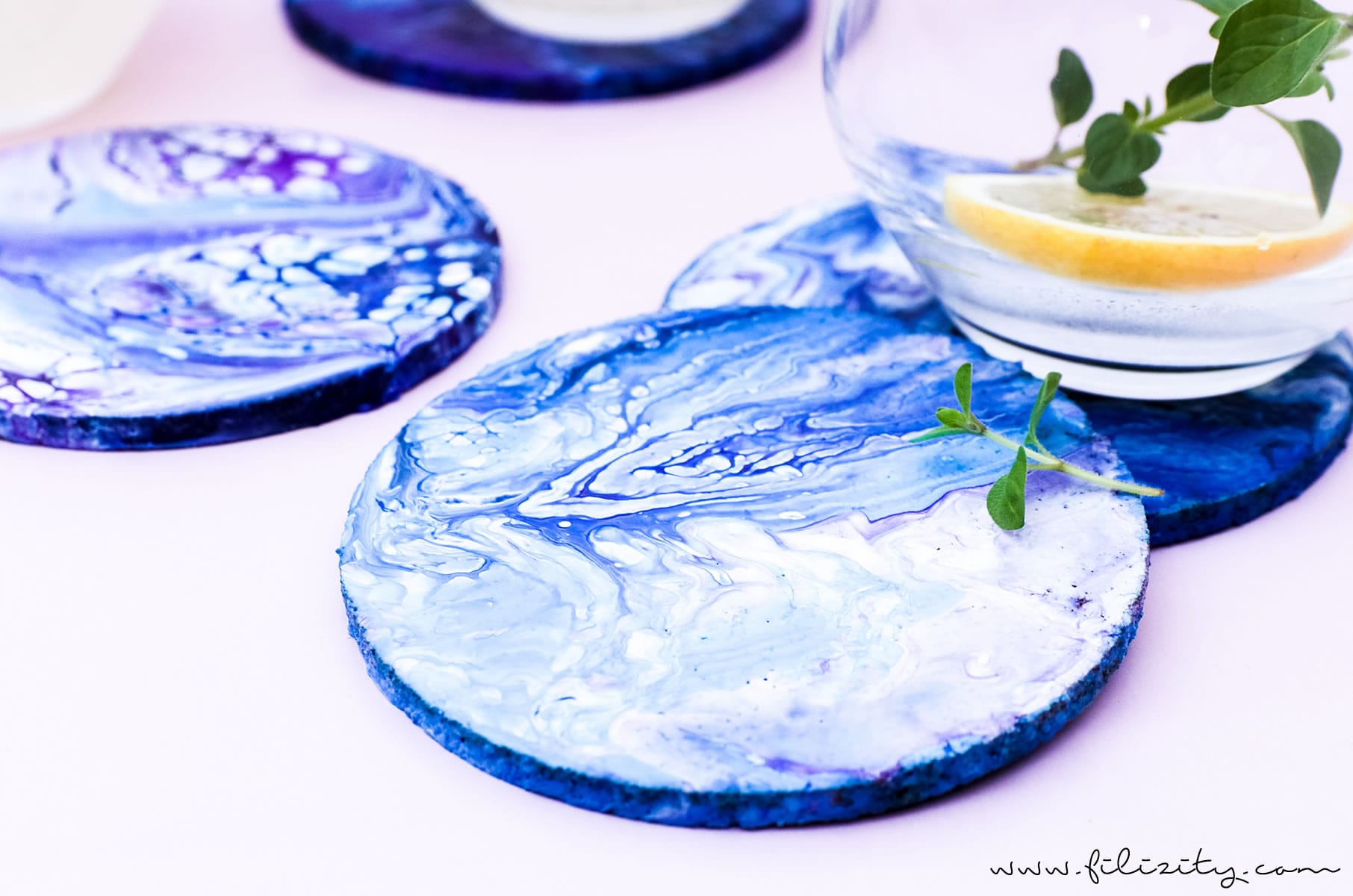 Acrylic Pouring: DIY Glasuntersetzer mit abstrakter Malerei (Fluid Painting) selber machen | Filizity.com | DIY-Blog aus dem Rheinland #acrylicpouring #kunst #upcycling