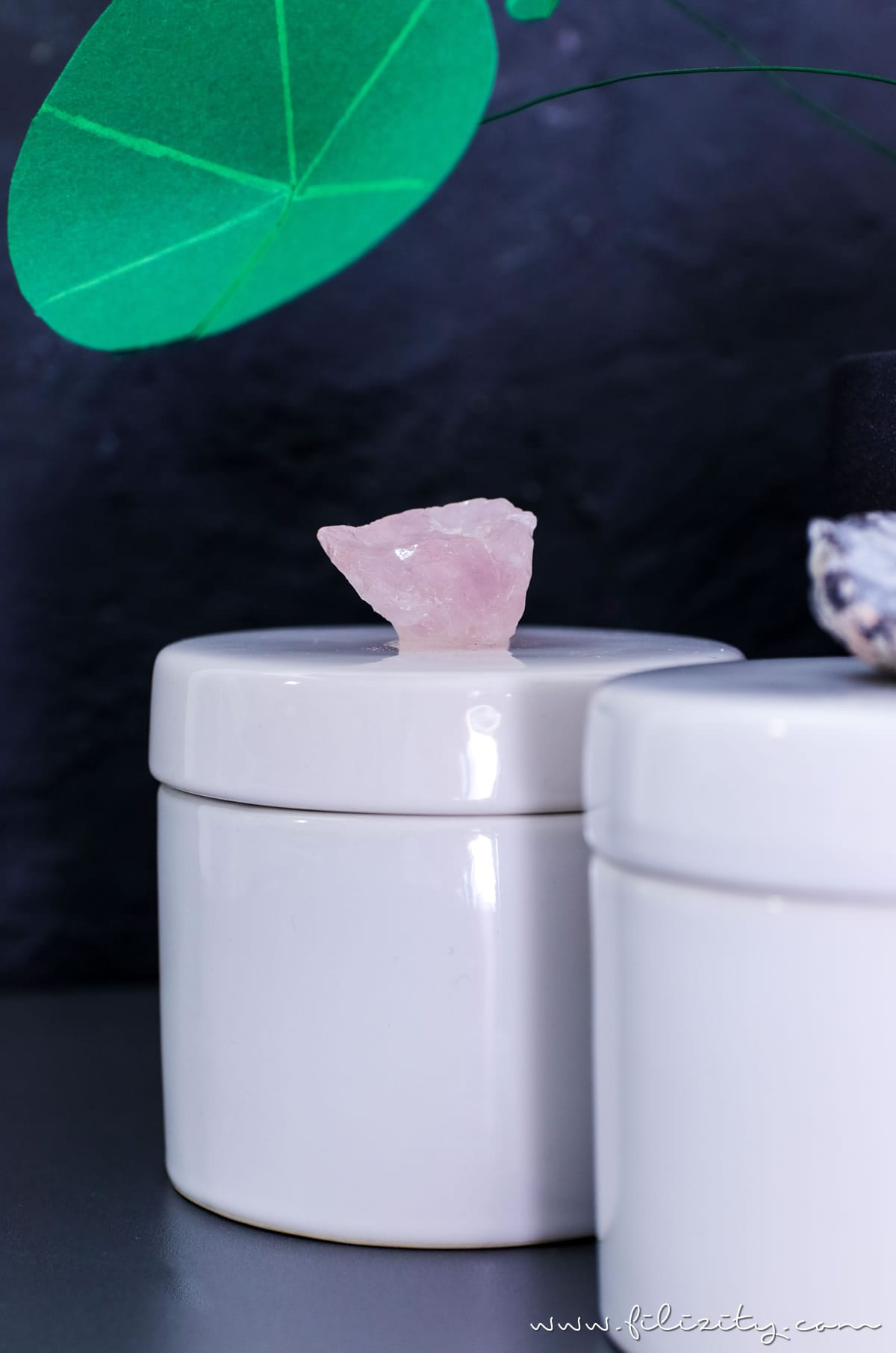 Luxus-Deko selber machen: DIY Porzellan Aufbewahrungsdosen mit Kristalldeckel schnell & günstig selbst gemacht | Filizity.com | DIY-Blog aus dem Rheinland #luxus #deko