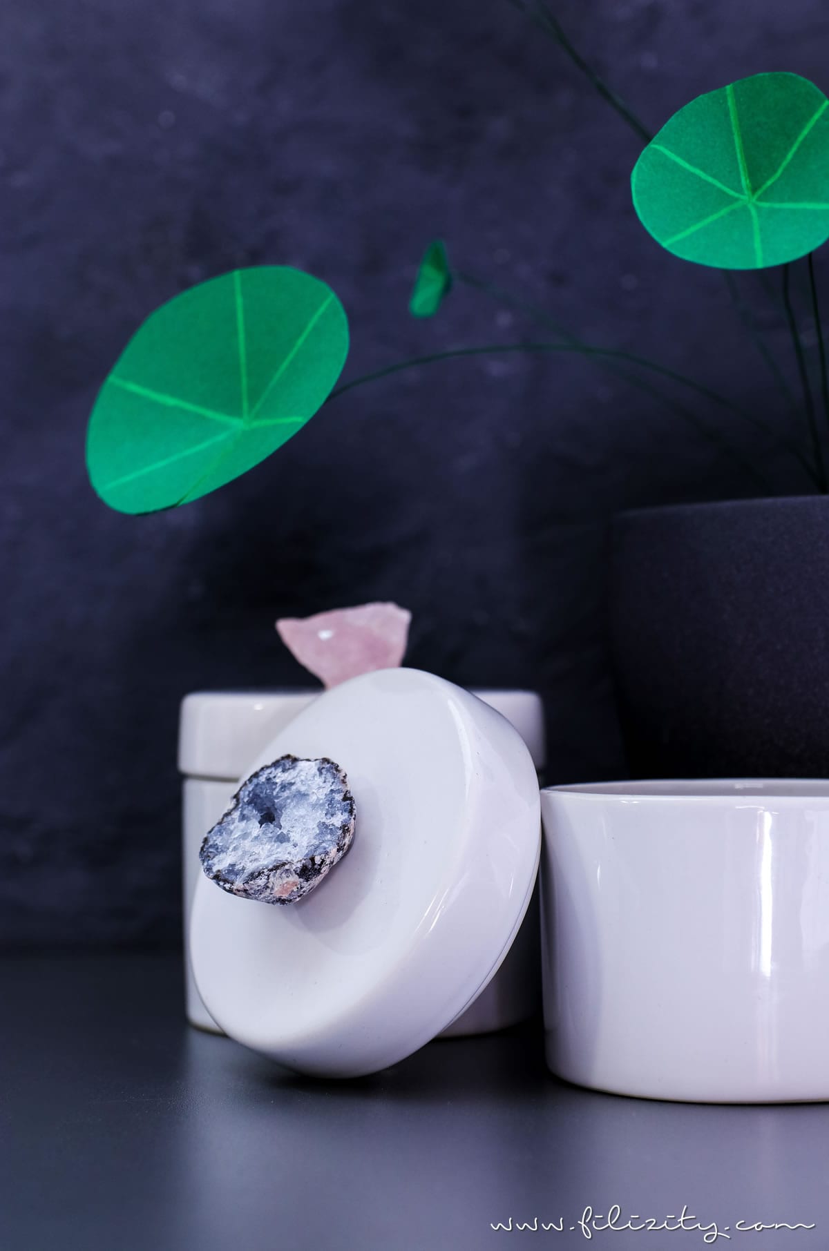 Luxus-Deko selber machen: DIY Porzellan Aufbewahrungsdosen mit Kristalldeckel schnell & günstig selbst gemacht | Filizity.com | DIY-Blog aus dem Rheinland #luxus #deko