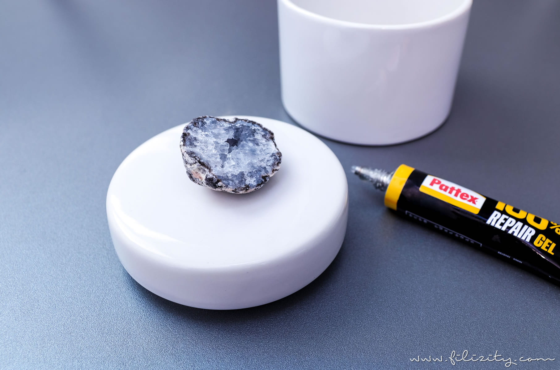 Luxus-Deko selber machen: DIY Porzellan Aufbewahrungsdosen mit Kristalldeckel schnell & günstig selbst gemacht | Filizity.com | DIY-Blog aus dem Rheinland #luxus #deko