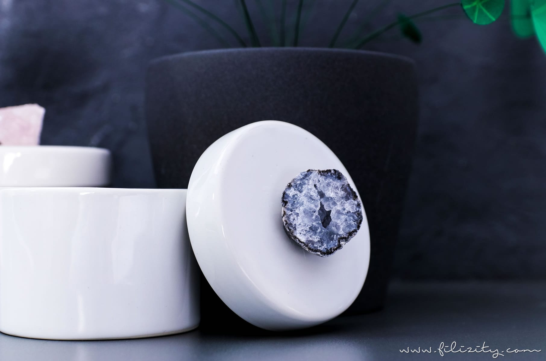 Luxus-Deko selber machen: DIY Porzellan Aufbewahrungsdosen mit Kristalldeckel schnell & günstig selbst gemacht | Filizity.com | DIY-Blog aus dem Rheinland #luxus #deko
