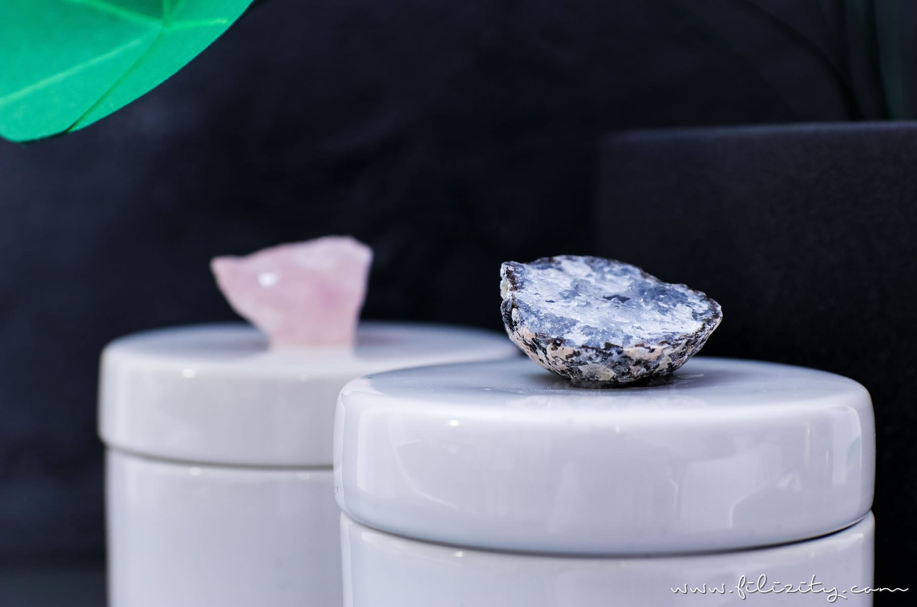 Luxus-Deko selber machen: DIY Porzellan Aufbewahrungsdosen mit Kristalldeckel schnell & günstig selbst gemacht | Filizity.com | DIY-Blog aus dem Rheinland #luxus #deko