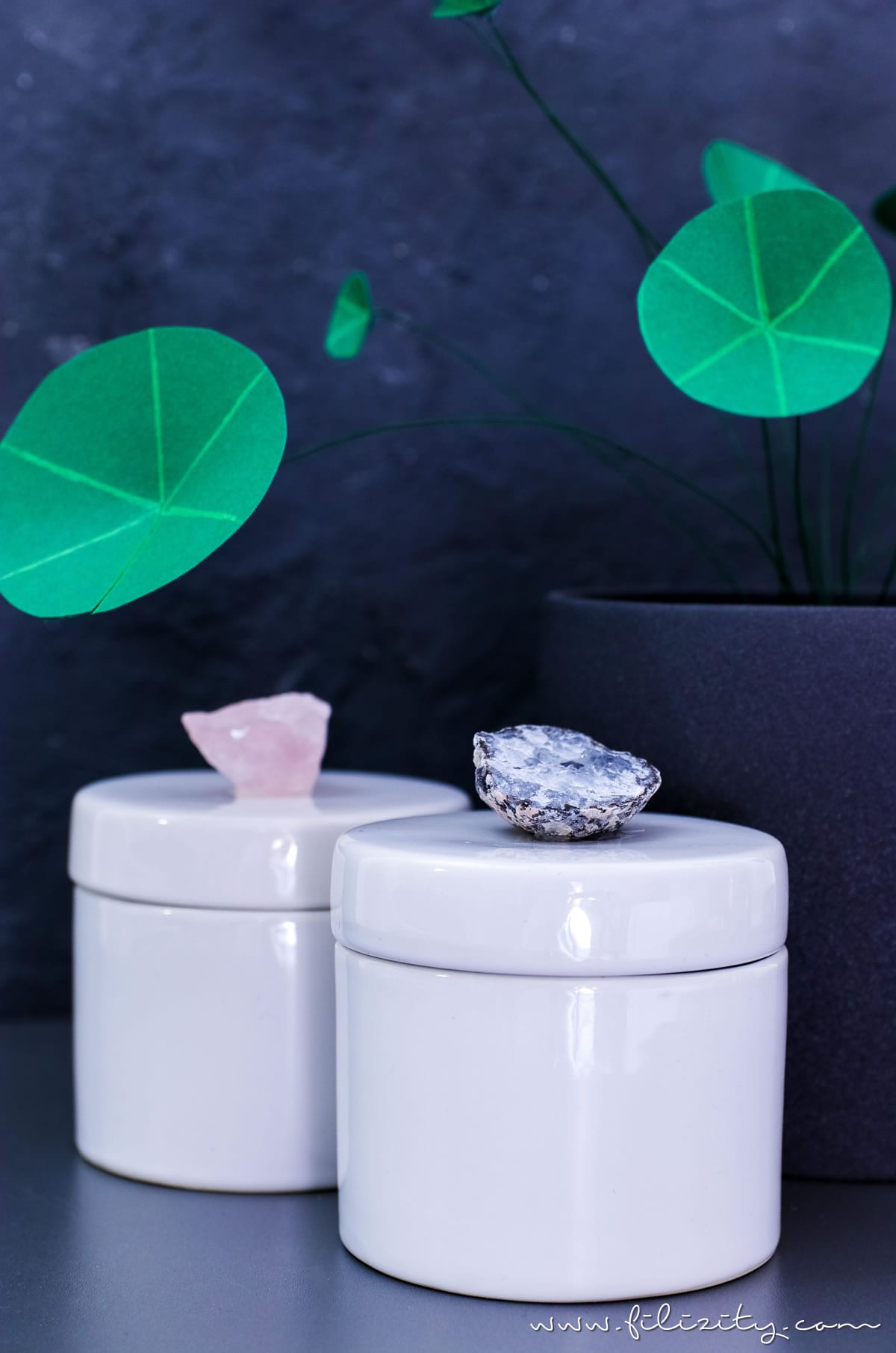 Luxus-Deko selber machen: DIY Porzellan Aufbewahrungsdosen mit Kristalldeckel schnell & günstig selbst gemacht | Filizity.com | DIY-Blog aus dem Rheinland #luxus #deko