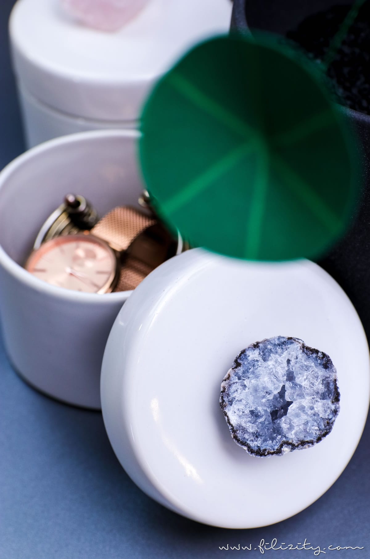 Luxus-Deko selber machen: DIY Porzellan Aufbewahrungsdosen mit Kristalldeckel schnell & günstig selbst gemacht | Filizity.com | DIY-Blog aus dem Rheinland #luxus #deko
