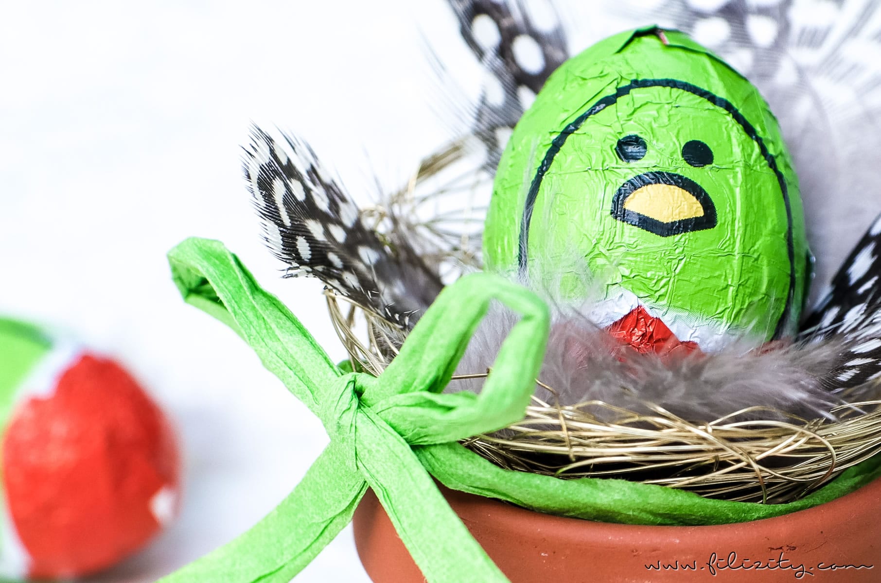 3 DIY Osterdeko Ideen mit Tontöpfen zum Selbermachen | Osterdeko mit Wachtelei, Federn, Schoko-Eiern und Drahtkorb | Filizity.com | DIY & Interior-Blog aus dem Rheinland #ostern #osterdeko