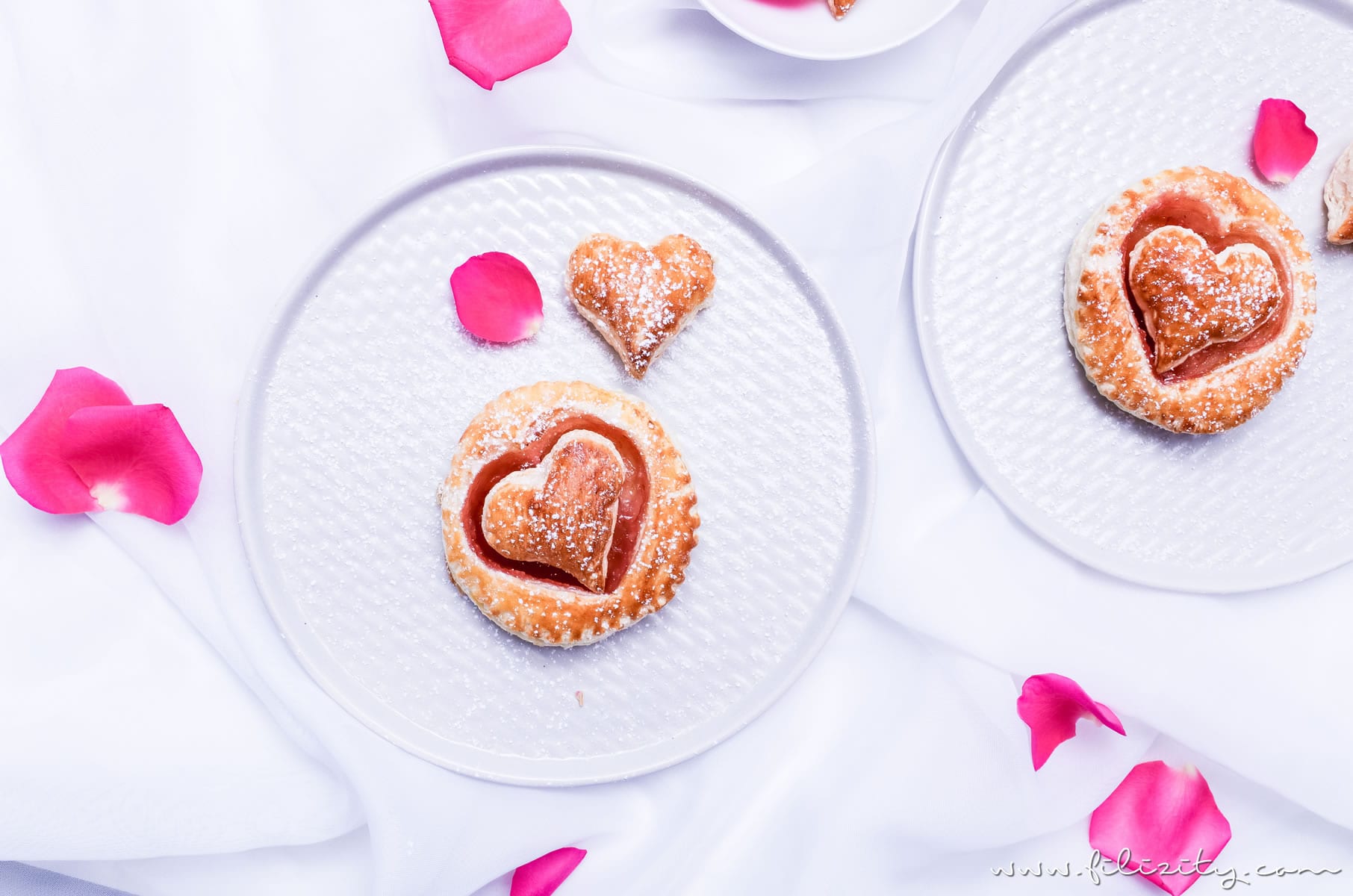 Rezept für Schnelle Blätterteig-Herzen mit Marmelade | Teilchen backen ganz einfach | Filizity.com | Food-Blog aus dem Rheinland #valentinstag #muttertag #hochzeit