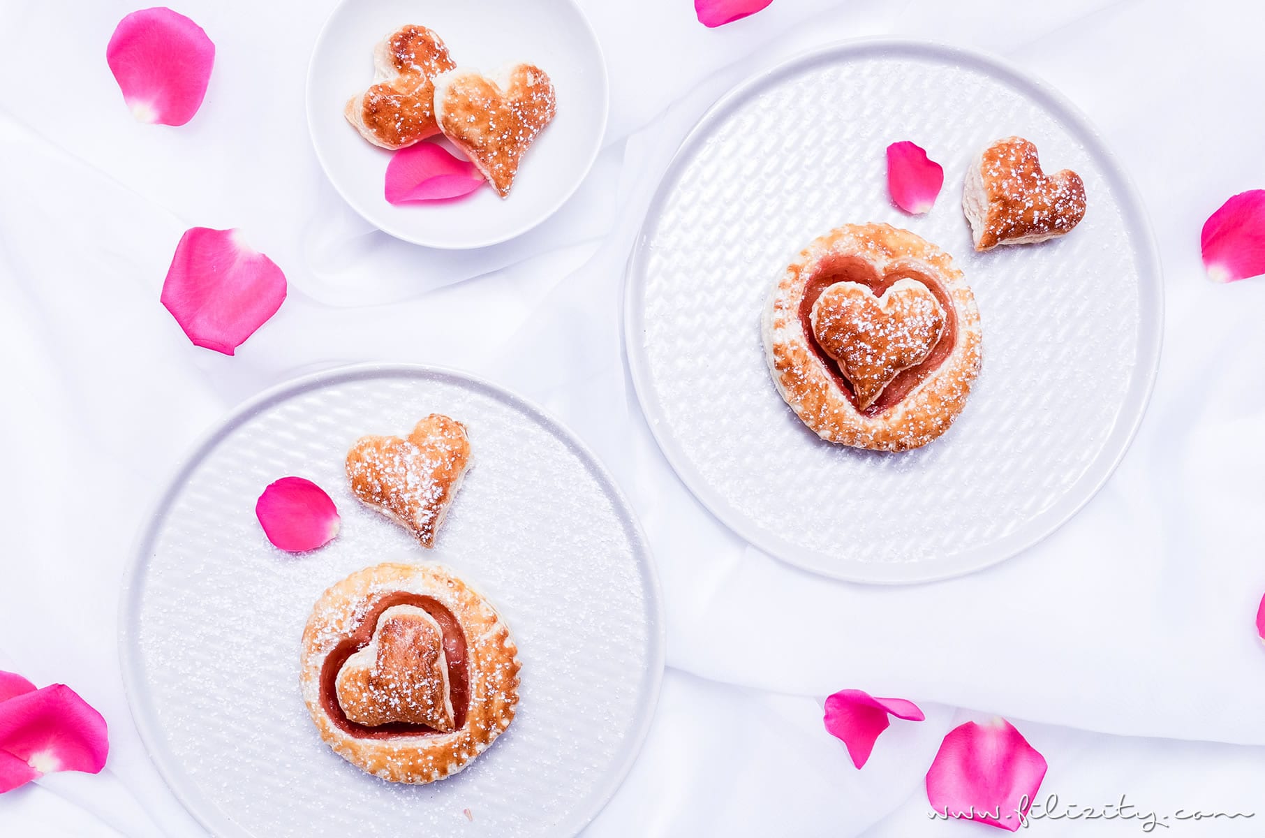 Rezept für Schnelle Blätterteig-Herzen mit Marmelade | Teilchen backen ganz einfach und perfekt für Valentinstag, Muttertag und Hochzeitsfeiern | Filizity.com | Food-Blog aus dem Rheinland #valentinstag #muttertag #hochzeit