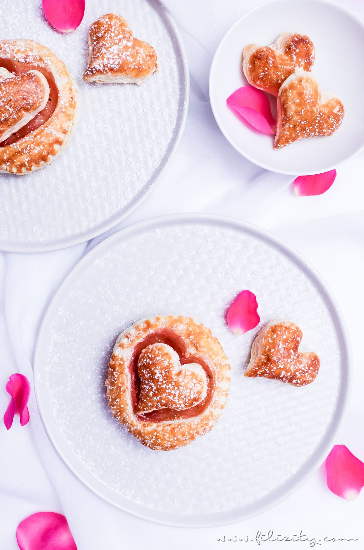 Rezept für Schnelle Blätterteig-Herzen mit Marmelade | Teilchen backen ganz einfach und perfekt für Valentinstag, Muttertag und Hochzeitsfeiern | Filizity.com | Food-Blog aus dem Rheinland #valentinstag #muttertag #hochzeit