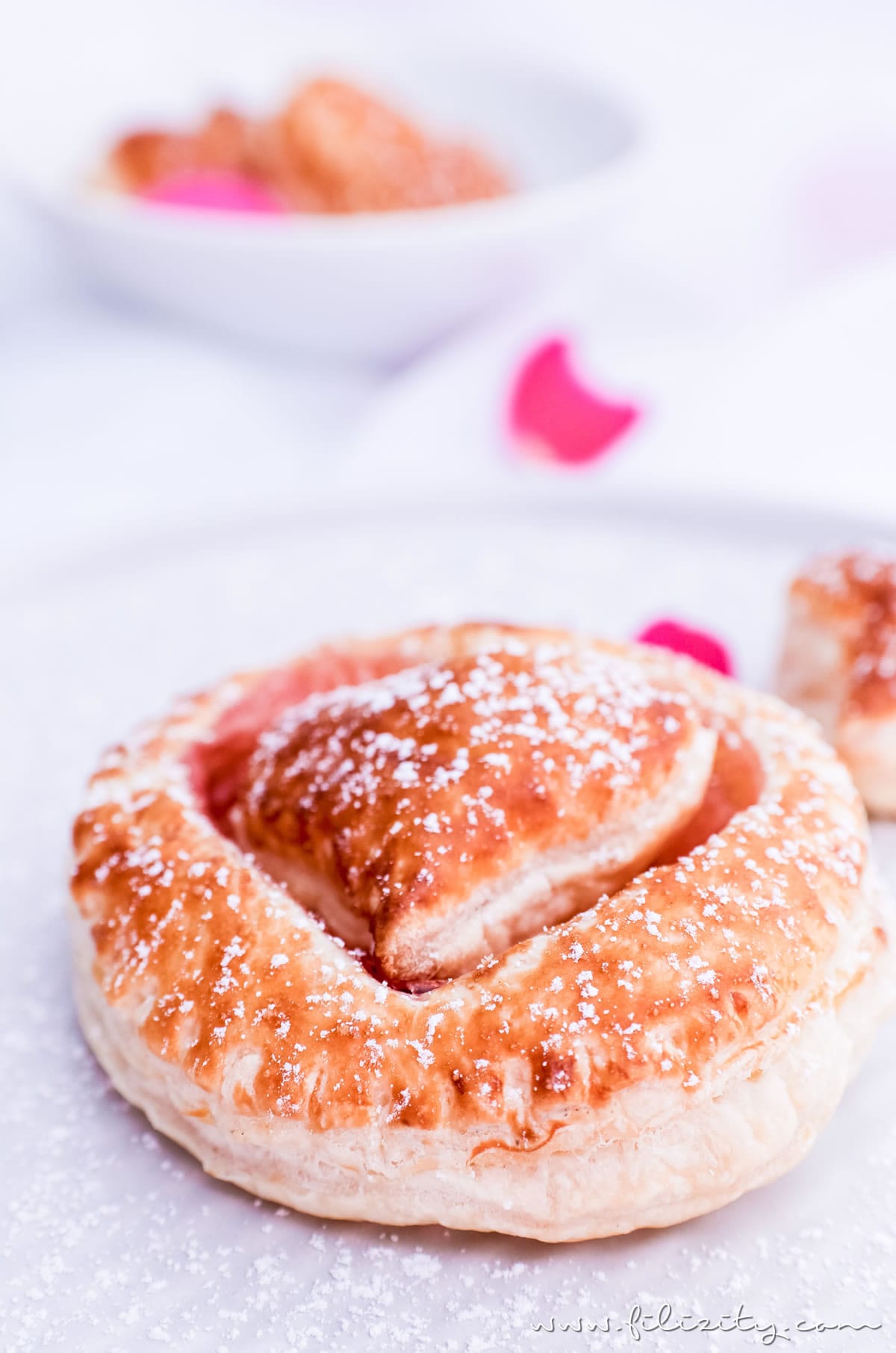 Rezept für Schnelle Blätterteig-Herzen mit Marmelade | Teilchen backen ganz einfach und perfekt für Valentinstag, Muttertag und Hochzeitsfeiern | Filizity.com | Food-Blog aus dem Rheinland #valentinstag #muttertag #hochzeit
