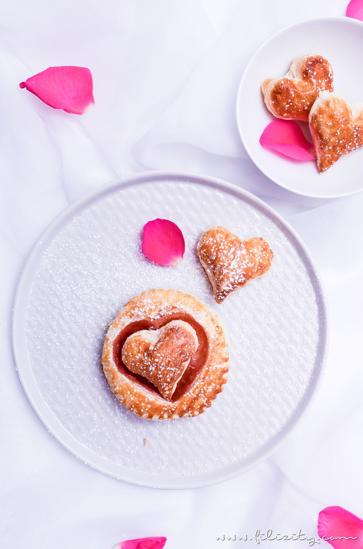 Rezept für Schnelle Blätterteig-Herzen mit Marmelade | Teilchen backen ganz einfach und perfekt für Valentinstag, Muttertag und Hochzeitsfeiern | Filizity.com | Food-Blog aus dem Rheinland #valentinstag #muttertag #hochzeit