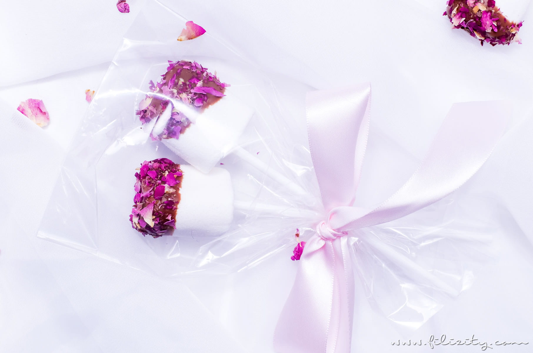 Schnelles Rezept für Marshmallow Pops mit Rosen | Last Minute DIY Geschenkidee für Valentinstag | Filizity.com | Food-Blog aus dem Rheinland #valentinstag #geschenkidee