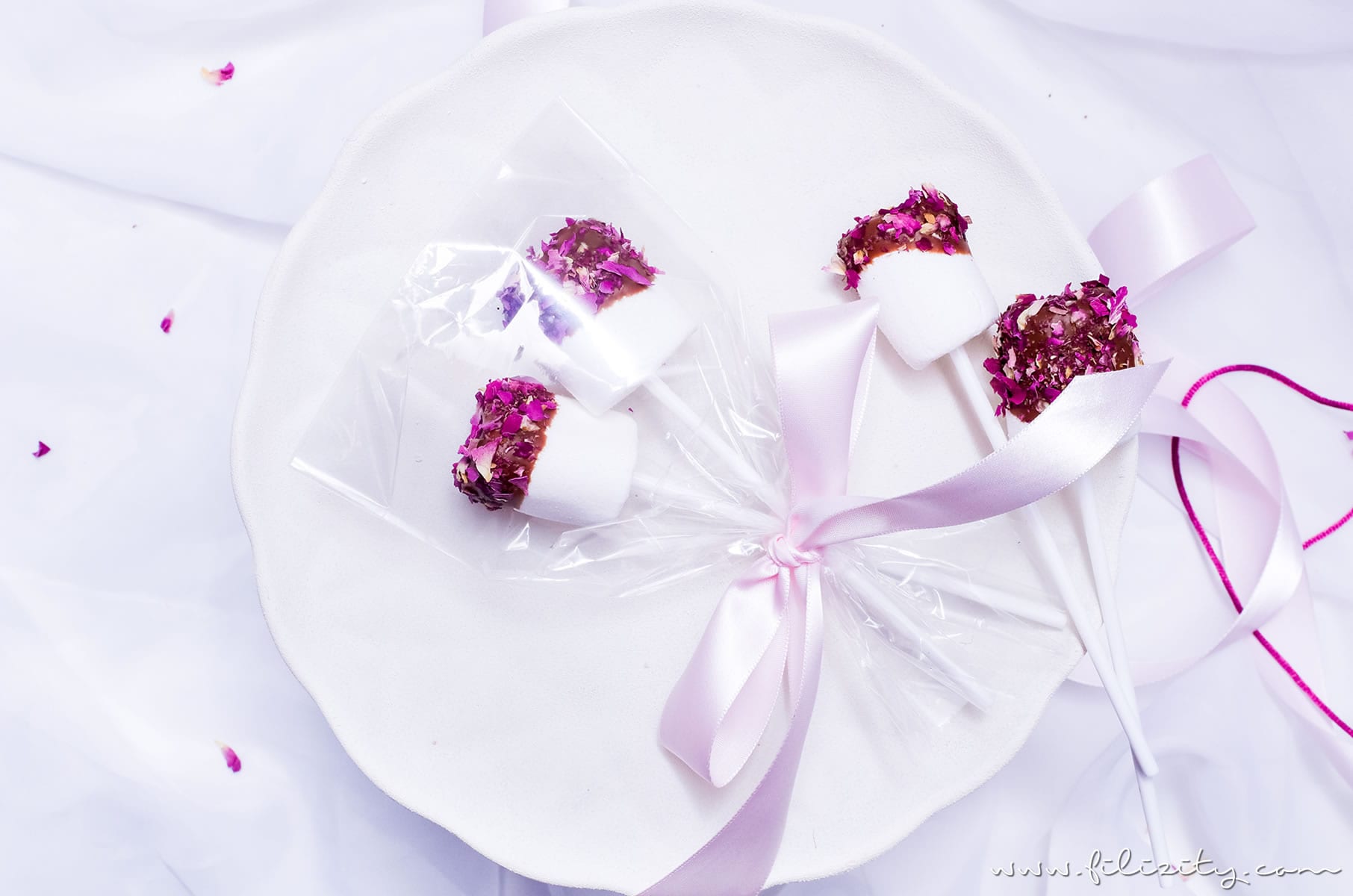 Schnelles Rezept für Marshmallow Pops mit Rosen | Last Minute DIY Geschenkidee für Valentinstag | Filizity.com | Food-Blog aus dem Rheinland #valentinstag #geschenkidee