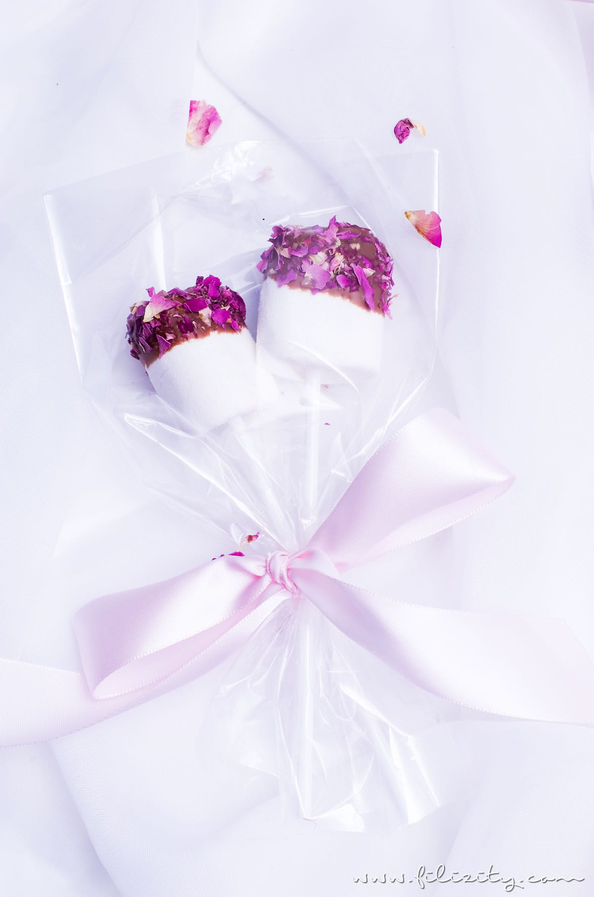 Schnelles Rezept für Marshmallow Pops mit Rosen | Last Minute DIY Geschenkidee für Valentinstag | Filizity.com | Food-Blog aus dem Rheinland #valentinstag #geschenkidee