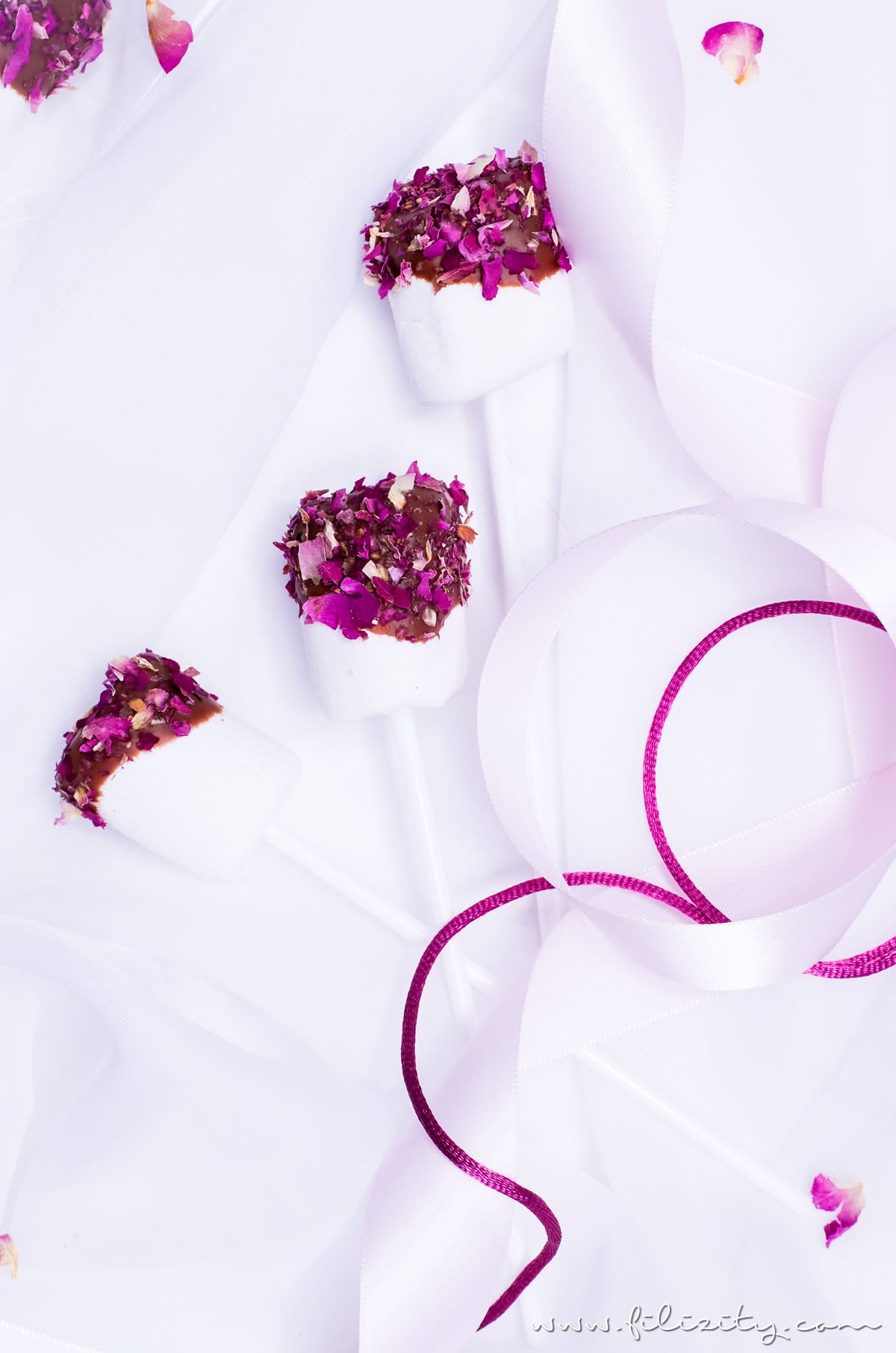 Schnelles Rezept für Marshmallow Pops mit Rosen | Last Minute DIY Geschenkidee für Valentinstag | Filizity.com | Food-Blog aus dem Rheinland #valentinstag #geschenkidee