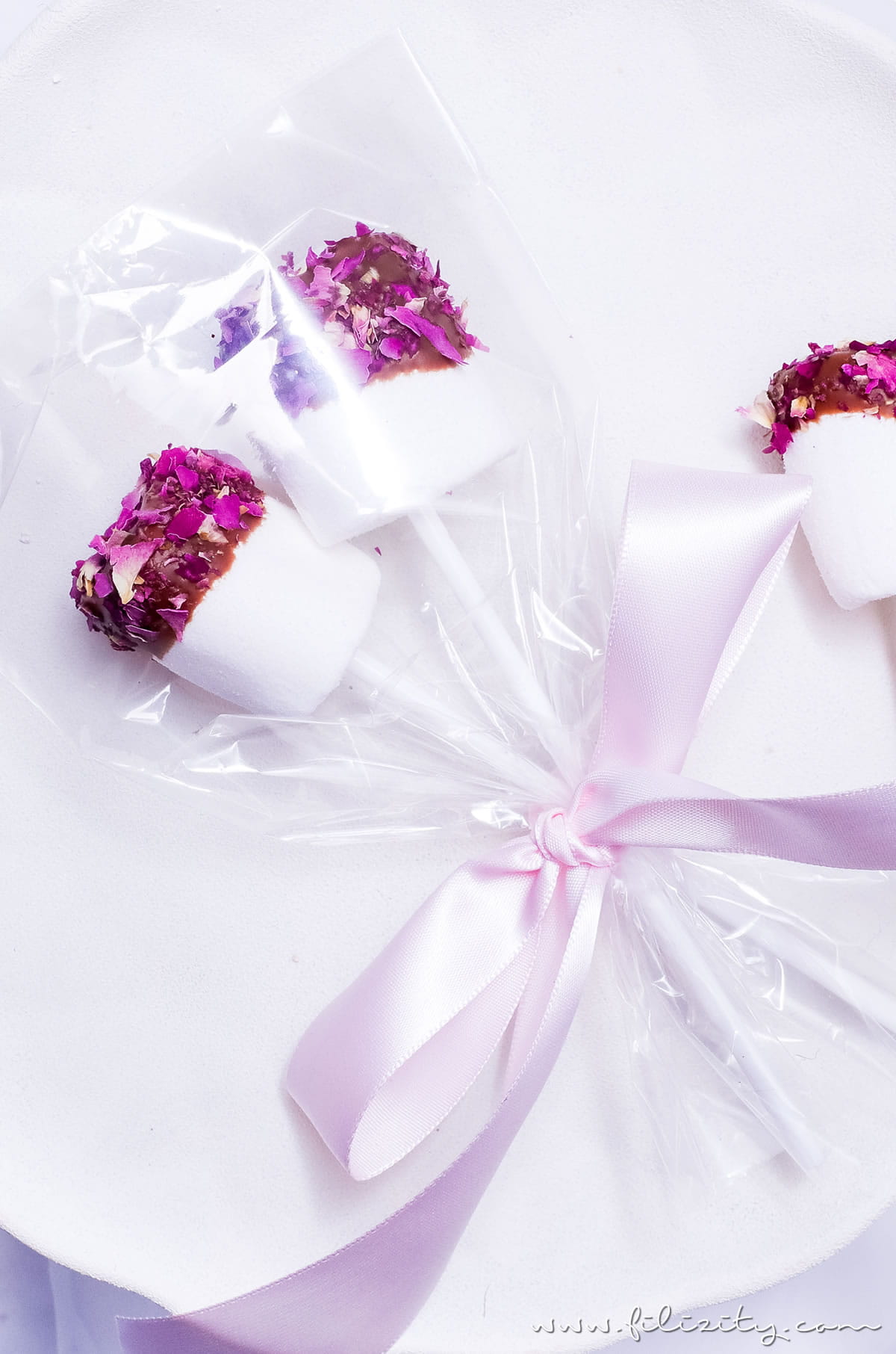 Schnelles Rezept für Marshmallow Pops mit Rosen | Last Minute DIY Geschenkidee für Valentinstag | Filizity.com | Food-Blog aus dem Rheinland #valentinstag #geschenkidee